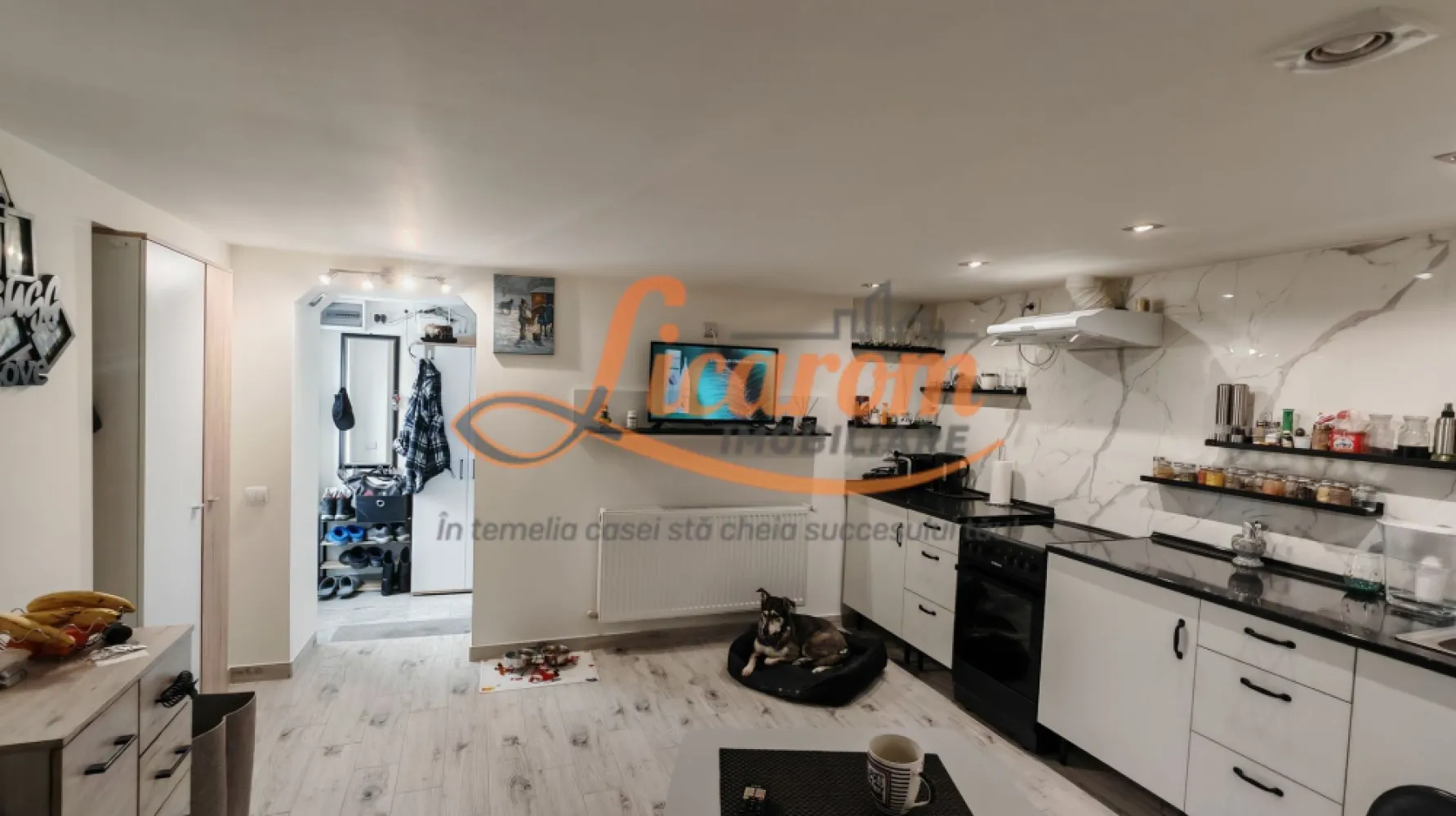 SANPETRU .Casa pretabila 2 familii ( Parinti + copil),singur in curte. - Licarom Imobiliare propune spre vanzare o casa PRETABILA PENTRU 2 FAMILII in zona mediana a localitatii SANPETRU .

Casa este desfasurata pe parter ,partial mansarda si pod liber unde se poate extinde spatiul locativ.

Casa a fost amenajata pentru a fi locuita de 2 familii (mama si fiul) , si momentan are 2 intrari din curte , are 2 bai si 2 bucatarii.
Poate fi folosita in acelasi mod sau cu investitii minine se poate transforma intr-o casa cu 3 camere cu 2 bai si posibiliate de extindere in podul casei care este destul de generos.

Casa a fost COMPLET REABILITATA si REAMENAJATA cu toate instalatiile electrice,sanitare si termice schimbate in anul 2025.

Curtea este intima si cocheta si are acces auto.

Proprietatea este LIBERA,DISPONIBILA PENTRU MUTARE IMEDIATA.

Pretul este de 128900 euro.

Pentru tranzactionarea acestei proprietati,agentia percepe comision de 2%.

Pentru mai detalii sau programari la vizionare,nu ezitati sa ne contactati la telefon 0741059397 Consultant imobiliar Calin.