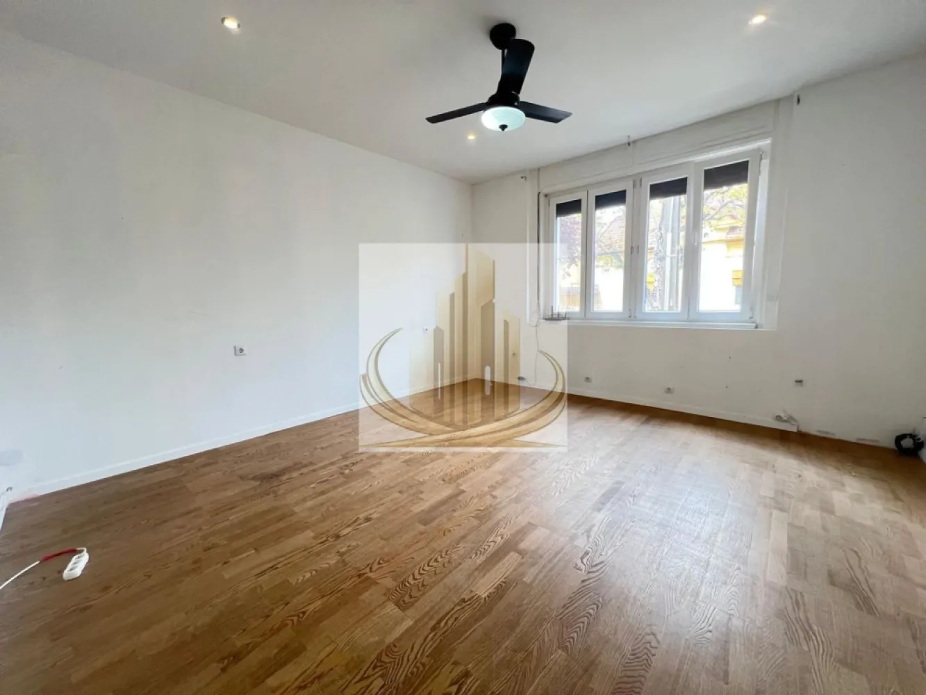 Apartament la Casă, Curte Privată, Bucătărie de Vară, Renovat, Lipovei - Grand Mobilis Imobiliare vă propune spre vânzare un apartament deosebit, situat la casă, în zona Lipovei – o locație apreciată pentru liniște și acces rapid către oraș.

Această proprietate oferă avantajele unei case la preț de apartament, fiind ideală pentru cei care își doresc intimitate, spațiu verde și confort.

📐 Detalii proprietate:
Suprafață utilă: 41,55 mp
Compartimentare:
Antreu – 4,36 mp
Baie – 2,03 mp
Hol – 4,87 mp
Bucatarie – 9,93 mp
Cameră – 20,36 mp
🌿 Avantaje care fac diferența:
Curte proprie îngrădită (nu este inscrisa in CF) + acces la curte comună
Bucătărie de vară, dotată cu toate utilitățile (apă, gaz, curent, canalizare)
Spațiu ideal pentru relaxare sau activități în aer liber
Parcare în fața imobilului
🏢 Dotări și stare:
Apartament complet renovat, se prezintă într-o stare foarte bună
Aer condiționat inverter (18.000 BTU) – eficient pentru încălzire și răcire
Boiler electric Ariston (65L) pentru apă caldă
Izolație fonică (12 cm) – confort sporit
Geamuri termopan + rulouri electrice
Parchet stratificat
Gaz disponibil la ușă (posibilitate de racordare)

👉 Încălzirea este realizată prin sistem electric (aer condiționat inverter), o soluție eficientă pentru această suprafață. Exista si posibilitatea de montare a unei centrale proprii.

📍 Locație – marele avantaj:
Zonă foarte bine poziționată, cu acces rapid către oraș
La doar câteva minute de Iulius Town
În apropiere: magazine, farmacii, benzinării, sala de sport, centre comerciale
Stație de transport în comun la ~300 m
Acces facil către principalele artere ale orașului
💼 Potrivit pentru:

✔️ Cupluri sau persoane singure, care își doresc liniște și spațiu propriu
✔️ Investiție, datorită poziției excelente și cererii ridicate din zonă

📞 Pentru mai multe informații și programarea unei vizionări, echipa Grand Mobilis Imobiliare vă stă la dispoziție!
ID Intern: CP3046733