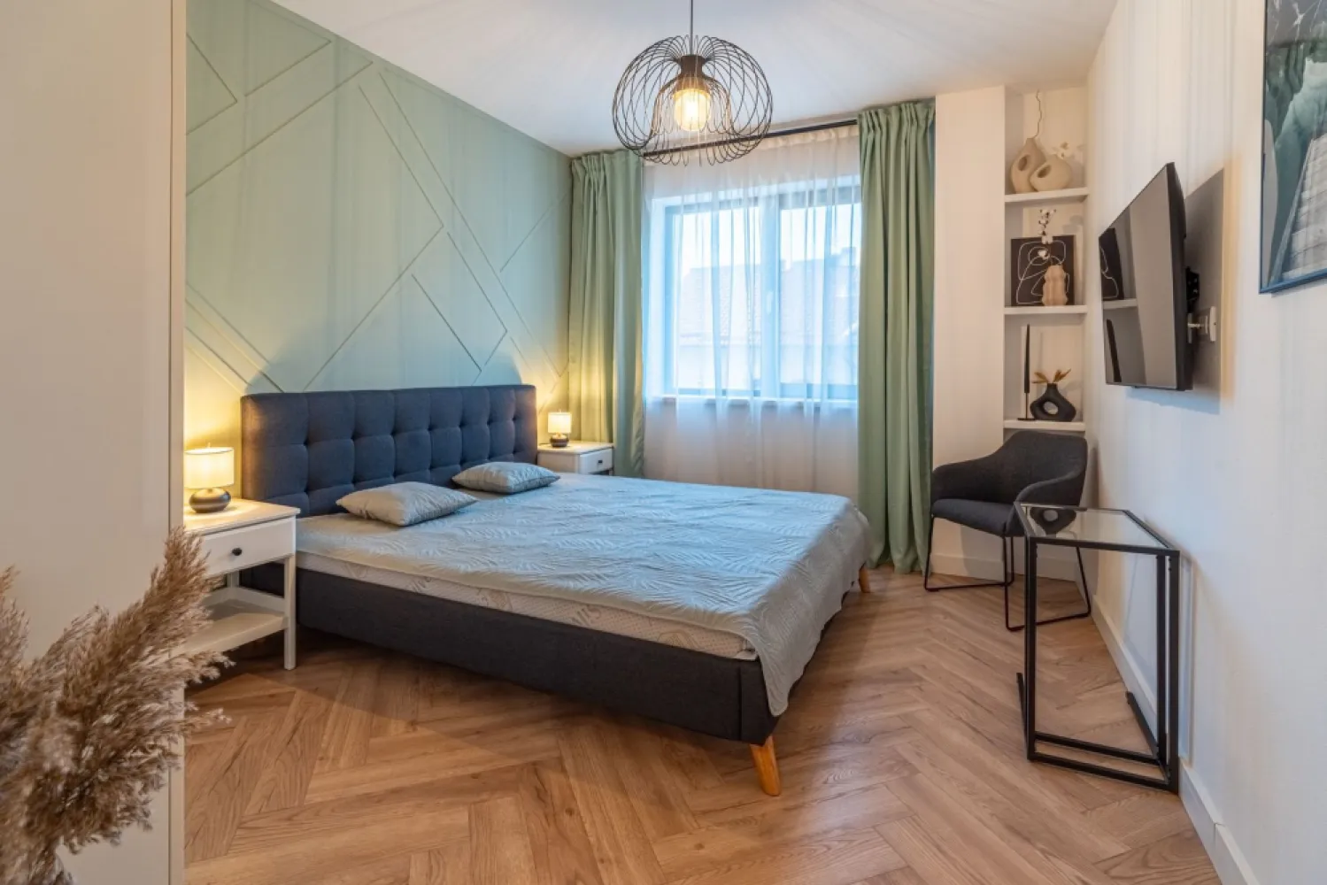 VÂNDUT! Apartament amenajat complet. - APARTAMENT VÂNDUT!

 2 CAMERE | ZONĂ ULTRACENTRALĂ ARAD
Strada Cozia, în imediata apropiere a Teatrului Ioan Slavici, Piata Avram Iancu.

Un apartament într-un bloc nou, amenajat impecabil, gândit pentru cei care vor calitate, poziție și valoare pe termen lung.

• 2 camere, compartimentare practică
• Etaj 2 din 4, cu ascensor
• Bloc nou, construit după standarde actuale
• Amenajat premium, cu atenție maximă la detalii
• Zonă excelentă – aproape de școli și Bulevardul Revoluției
• Ideal atât pentru locuire, cât și pentru închiriere imediată

Perfect pentru o familie tânără cu pretenții, aflată la început de drum, sau pentru un investitor care caută o proprietate sigură, ușor de închiriat în regim hotelier sau pe termen lung, într-una dintre cele mai accesibile zone din Arad.

Sună acum pentru detalii și programarea unei vizionări.

📞 Andrei Caracioni 0757 662 907

🔹 Proprietatea este scoasă pentru prima dată la vânzare pe piață
🔹 Comision 0% pentru cumpărător.

Cod proprietate: CP2862056