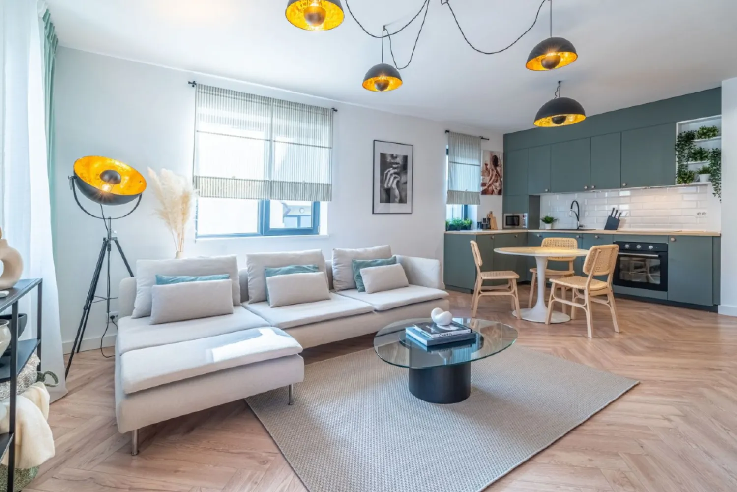 VÂNDUT! Apartament amenajat complet. - APARTAMENT VÂNDUT!

 2 CAMERE | ZONĂ ULTRACENTRALĂ ARAD
Strada Cozia, în imediata apropiere a Teatrului Ioan Slavici, Piata Avram Iancu.

Un apartament într-un bloc nou, amenajat impecabil, gândit pentru cei care vor calitate, poziție și valoare pe termen lung.

• 2 camere, compartimentare practică
• Etaj 2 din 4, cu ascensor
• Bloc nou, construit după standarde actuale
• Amenajat premium, cu atenție maximă la detalii
• Zonă excelentă – aproape de școli și Bulevardul Revoluției
• Ideal atât pentru locuire, cât și pentru închiriere imediată

Perfect pentru o familie tânără cu pretenții, aflată la început de drum, sau pentru un investitor care caută o proprietate sigură, ușor de închiriat în regim hotelier sau pe termen lung, într-una dintre cele mai accesibile zone din Arad.

Sună acum pentru detalii și programarea unei vizionări.

📞 Andrei Caracioni 0757 662 907

🔹 Proprietatea este scoasă pentru prima dată la vânzare pe piață
🔹 Comision 0% pentru cumpărător.

Cod proprietate: CP2862056
