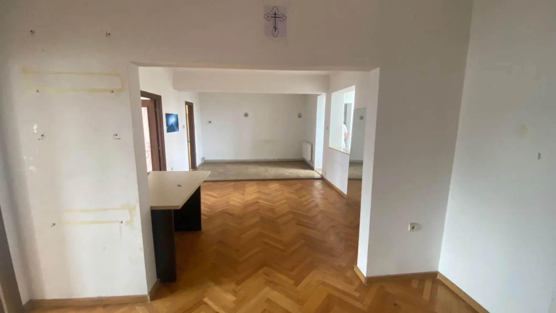 Piata Domenii - Ion Mihalache apartament 3 camere de vanzare - K Imobiliare va propune spre vanzare un apartament generos de 3 camere situat in fata Pietii Domenii. Apartamentul are suprafata de 78 mp. utili si o boxa la subsolul imobilului. incalzirea se face cu centrala termica pe gaz. Imobil construit in perioada interbelica si fara expertizare risc seismic. Acte in perfecta ordine. Pret negociabil. Comision agentie 2%.