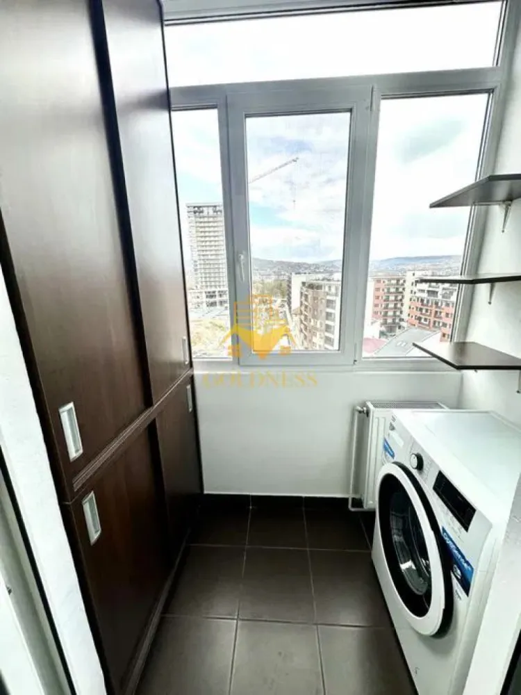 2 camere decomandate, Semicentral, Piata Abator, Parcul Feroviarilor - GOLDNESS Imobiliare vă propune spre închiriere un apartament cu 2 camere complet mobilat și utilat, la etajul 8  într-un imobil de 11 etaje, Semicentral.

Se află în apropierea stațiilor de transport în comun, magazine, restaurante, spații verzi, farmacii, etc. 
 Apartamentul este compartimentat astfel:
 - dormitor cu pat matrimonial, dressing, noptiere
 - dormitor cu canapea extensibilă, comodă TV
 - bucatarie complet utilată și mobilată, loc de servit masa 
 - baie cu cabina de dus, calorifer port prosop și dulap pentru depozitare.
 - balcon 4 mp.

Imobilul este dotat cu toate cele necesare- centrală proprie, frigider, aragaz, hotă, mașină de spălat haine, TV  etc. 

Dacă sunteți interesați de acest apartament și doriți să îl vizionați, dar și pentru alte oferte nu ezitați să ne contactați telefonic sau prin e-mail. Vă stăm la dispoziție!
Pentru intermediere se percepe un comision de 50% din prețul chiriei!