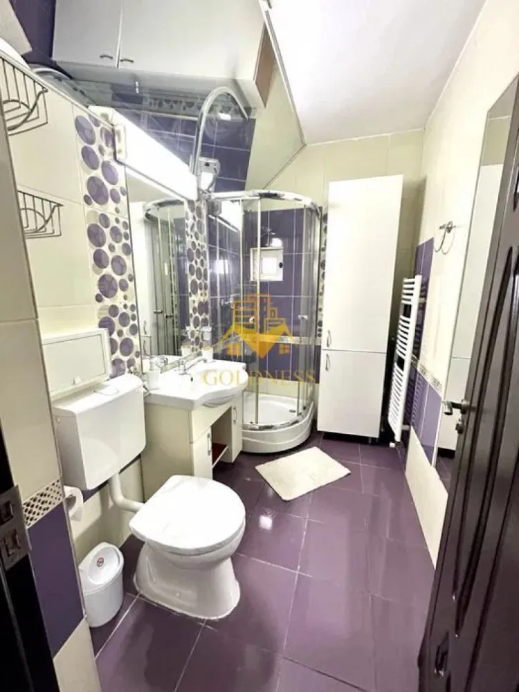 2 camere decomandate, Semicentral, Piata Abator, Parcul Feroviarilor - GOLDNESS Imobiliare vă propune spre închiriere un apartament cu 2 camere complet mobilat și utilat, la etajul 8  într-un imobil de 11 etaje, Semicentral.

Se află în apropierea stațiilor de transport în comun, magazine, restaurante, spații verzi, farmacii, etc. 
 Apartamentul este compartimentat astfel:
 - dormitor cu pat matrimonial, dressing, noptiere
 - dormitor cu canapea extensibilă, comodă TV
 - bucatarie complet utilată și mobilată, loc de servit masa 
 - baie cu cabina de dus, calorifer port prosop și dulap pentru depozitare.
 - balcon 4 mp.

Imobilul este dotat cu toate cele necesare- centrală proprie, frigider, aragaz, hotă, mașină de spălat haine, TV  etc. 

Dacă sunteți interesați de acest apartament și doriți să îl vizionați, dar și pentru alte oferte nu ezitați să ne contactați telefonic sau prin e-mail. Vă stăm la dispoziție!
Pentru intermediere se percepe un comision de 50% din prețul chiriei!