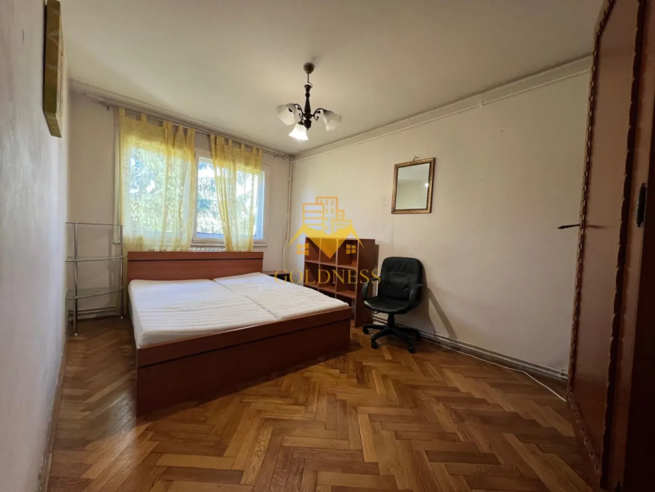 4 camere decomandate, Manastur, Piata Flora, Calvaria, Penny, OMV - Apartament spațios cu 4 camere, 80 mp utili, balcon și boxă – Mănăștur, Aleea Padin

 GOLDNESS Imobiliare vă propune spre vânzare un apartament cu 4 camere decomandate, situat în cartierul Mănăștur, pe Aleea Padin, la etajul 4 din 4 al unui imobil bine amplasat, aproape de toate facilitățile necesare unei vieți confortabile.
 Cu o suprafață utilă generoasă de 80,13 mp, completată de un balcon tip logie de 5,83 mp și o boxă la subsol, proprietatea reprezintă alegerea ideală pentru o familie numeroasă sau pentru cei care își doresc un spațiu amplu, pe care să îl amenajeze după propriul gust.

 Compartimentare practică și eficientă:
- 4 camere decomandate
- Bucătărie separată
- 2 băi
- 2 holuri
- 2 debarale pentru depozitare
- Balcon deschis (logie) – 5,83 mp
- Boxă la subsol

 Apartamentul dispune de centrală termică proprie și se predă cu electrocasnicele existente: mașină de spălat, frigider, aragaz și hotă. Două dintre camere beneficiază de geamuri termopan, iar restul tâmplăriei este din lemn.
 Un avantaj important al acestei proprietăți este potențialul de personalizare, apartamentul necesitând renovare, oferindu-vă astfel posibilitatea de a-l amenaja exact așa cum vă doriți, fără compromisuri.
 Localizare excelentă, în imediata apropiere a stațiilor de transport în comun, magazinelor, farmaciilor, școlilor, grădinițelor și spațiilor verzi.
 Pentru informații suplimentare sau programarea unei vizionări, vă invităm să ne contactați telefonic sau prin e-mail. Echipa GOLDNESS Imobiliare vă stă la dispoziție cu plăcere!

 Pentru intermediere se percepe un comision de 2% din valoarea tranzacției.