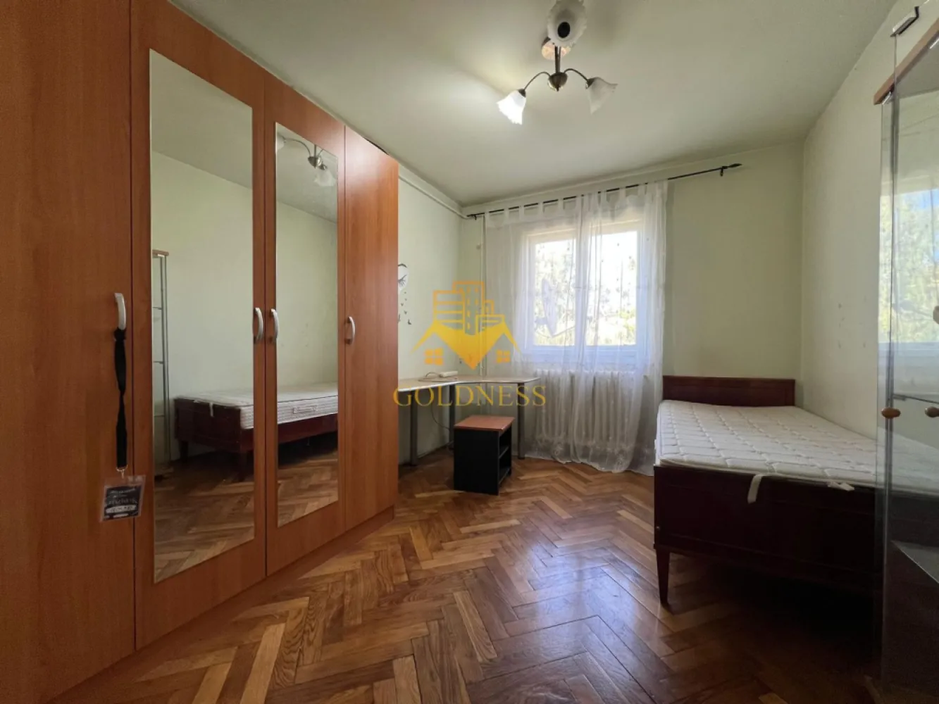 4 camere decomandate, Manastur, Piata Flora, Calvaria, Penny, OMV - Apartament spațios cu 4 camere, 80 mp utili, balcon și boxă – Mănăștur, Aleea Padin

 GOLDNESS Imobiliare vă propune spre vânzare un apartament cu 4 camere decomandate, situat în cartierul Mănăștur, pe Aleea Padin, la etajul 4 din 4 al unui imobil bine amplasat, aproape de toate facilitățile necesare unei vieți confortabile.
 Cu o suprafață utilă generoasă de 80,13 mp, completată de un balcon tip logie de 5,83 mp și o boxă la subsol, proprietatea reprezintă alegerea ideală pentru o familie numeroasă sau pentru cei care își doresc un spațiu amplu, pe care să îl amenajeze după propriul gust.

 Compartimentare practică și eficientă:
- 4 camere decomandate
- Bucătărie separată
- 2 băi
- 2 holuri
- 2 debarale pentru depozitare
- Balcon deschis (logie) – 5,83 mp
- Boxă la subsol

 Apartamentul dispune de centrală termică proprie și se predă cu electrocasnicele existente: mașină de spălat, frigider, aragaz și hotă. Două dintre camere beneficiază de geamuri termopan, iar restul tâmplăriei este din lemn.
 Un avantaj important al acestei proprietăți este potențialul de personalizare, apartamentul necesitând renovare, oferindu-vă astfel posibilitatea de a-l amenaja exact așa cum vă doriți, fără compromisuri.
 Localizare excelentă, în imediata apropiere a stațiilor de transport în comun, magazinelor, farmaciilor, școlilor, grădinițelor și spațiilor verzi.
 Pentru informații suplimentare sau programarea unei vizionări, vă invităm să ne contactați telefonic sau prin e-mail. Echipa GOLDNESS Imobiliare vă stă la dispoziție cu plăcere!

 Pentru intermediere se percepe un comision de 2% din valoarea tranzacției.