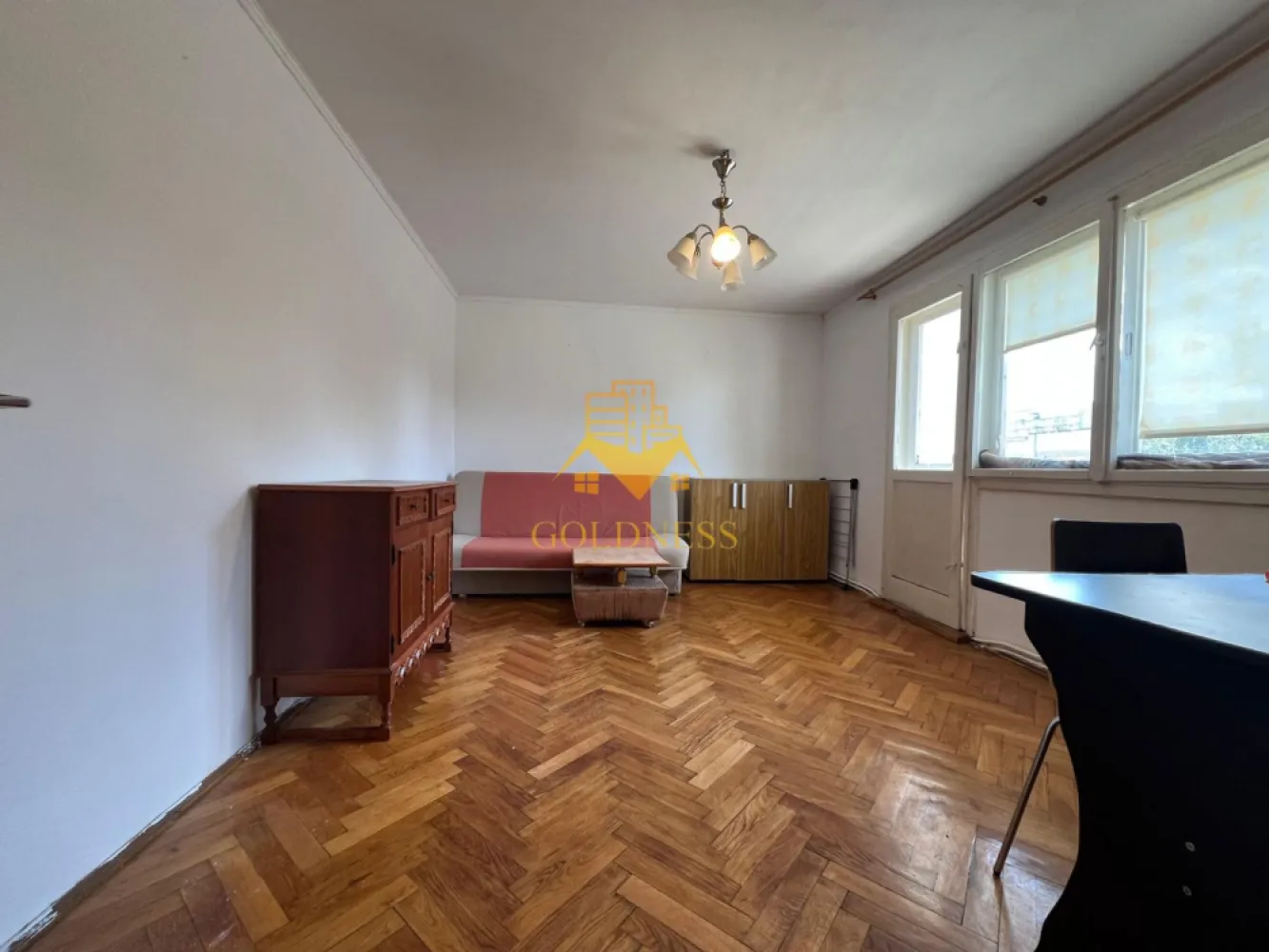 4 camere decomandate, Manastur, Piata Flora, Calvaria, Penny, OMV - Apartament spațios cu 4 camere, 80 mp utili, balcon și boxă – Mănăștur, Aleea Padin

 GOLDNESS Imobiliare vă propune spre vânzare un apartament cu 4 camere decomandate, situat în cartierul Mănăștur, pe Aleea Padin, la etajul 4 din 4 al unui imobil bine amplasat, aproape de toate facilitățile necesare unei vieți confortabile.
 Cu o suprafață utilă generoasă de 80,13 mp, completată de un balcon tip logie de 5,83 mp și o boxă la subsol, proprietatea reprezintă alegerea ideală pentru o familie numeroasă sau pentru cei care își doresc un spațiu amplu, pe care să îl amenajeze după propriul gust.

 Compartimentare practică și eficientă:
- 4 camere decomandate
- Bucătărie separată
- 2 băi
- 2 holuri
- 2 debarale pentru depozitare
- Balcon deschis (logie) – 5,83 mp
- Boxă la subsol

 Apartamentul dispune de centrală termică proprie și se predă cu electrocasnicele existente: mașină de spălat, frigider, aragaz și hotă. Două dintre camere beneficiază de geamuri termopan, iar restul tâmplăriei este din lemn.
 Un avantaj important al acestei proprietăți este potențialul de personalizare, apartamentul necesitând renovare, oferindu-vă astfel posibilitatea de a-l amenaja exact așa cum vă doriți, fără compromisuri.
 Localizare excelentă, în imediata apropiere a stațiilor de transport în comun, magazinelor, farmaciilor, școlilor, grădinițelor și spațiilor verzi.
 Pentru informații suplimentare sau programarea unei vizionări, vă invităm să ne contactați telefonic sau prin e-mail. Echipa GOLDNESS Imobiliare vă stă la dispoziție cu plăcere!

 Pentru intermediere se percepe un comision de 2% din valoarea tranzacției.