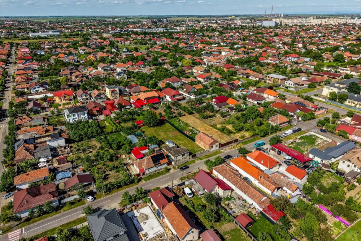Teren generos de vânzare în cartierul Bujac Comision 0% - Comision 0%
Vă propunem spre vânzare un teren intravilan excelent poziționat în cartierul Bujac, având o suprafață ideală de 1.120 mp și un front stradal perfect de 22 ml, oferind multiple posibilități de dezvoltare.

Proprietatea beneficiază de toate utilitățile disponibile și dispune de o construcție existentă pe teren, ce poate fi utilizată ca locuință provizorie pe perioada edificării unei noi construcții. De asemenea, aceasta poate fi extinsă sau demolată, în funcție de planurile viitorului proprietar.

Terenul este ideal pentru construirea unei vile superbe, cu spațiu generos și intimitate, dar reprezintă totodată o alegere excelentă pentru investitori interesați de dezvoltarea unui duplex sau a unor case înșiruite.

Zonă liniștită, acces facil și potențial excelent de dezvoltare!

📞 Pentru detalii și programarea unei vizionări:
Blaga Flavius – 0754467525 Consultant imobiliar acreditat APAIR (Asociația Profesională a Agenților Imobiliari din România)

Nu dispui de toată suma? Te ajutăm noi gratuit! Îți obținem oferte de la 16 bănci.
Ai o proprietate de vânzare în Arad și vrei să știi cât valorează cu adevărat?

Birou: ACASĂ | Agenție imobiliară Arad
Adresă: Bulevardul Decebal 2, Arad 310133