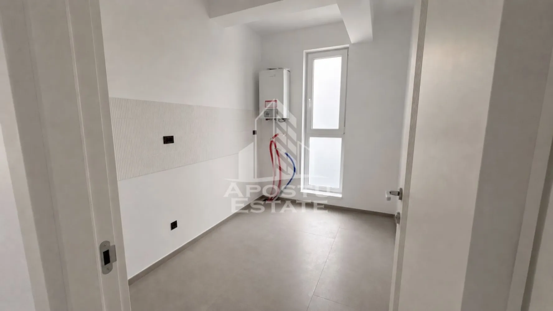 Apartament cu 2 camere de vanzare in zona Buziasului, Timisoara - Agentia imobiliara Apostu Estate va propune spre vanzare un apartament modern cu 2 camere, situat intr-un bloc nou, finalizat in 2026, intr-un cartier de case foarte aproape de calea Buziasului Timisoara, Timis.
Loc de parcare propriu.
Extras de carte funciara Timisoara.
Predare la cheie. 
Drum asfaltat. 
Decomandat si cu bucataria inchisa pentru mai mult confort.

Suprafata utila: 43 mp
Balcon: 7 mp
Etaj 2 din 3 etaje. 
Compartimentare:
- hol acces catre toate incaperile
- living cu iesire catre balcon
- baie cu geam pentru aerisire (se preda la cheie cu vas wc, lavoar si masca si paravan walk in)
- bucatarie inchisa
- dormitor cu loc de dressing dupa usa

Caracteristici principale: 
 • finisaje premium
 • centrala proprie cu incalzire in pardoseala si aer conditionat
 • spatii vitrate generoase, lumina naturala
 • bloc nou, realizat la standarde moderne de constructie

Apartamentul este ideal atat pentru locuire, cat si pentru investitie datorita zonei in plina dezvoltare langa Hornbach Buziasului.

TVA inclus. Pretul este negociabil.
Poti fi chiar tu noul proprietar, oferim GRATUIT consultanta pentru obtinerea celui mai avantajos credit imobiliar, ca sa te poti bucura de noua ta casa fara griji suplimentare. 

Pentru mai multe detalii sau pentru programarea unei vizionari, nu ezitati sa ne contactati.