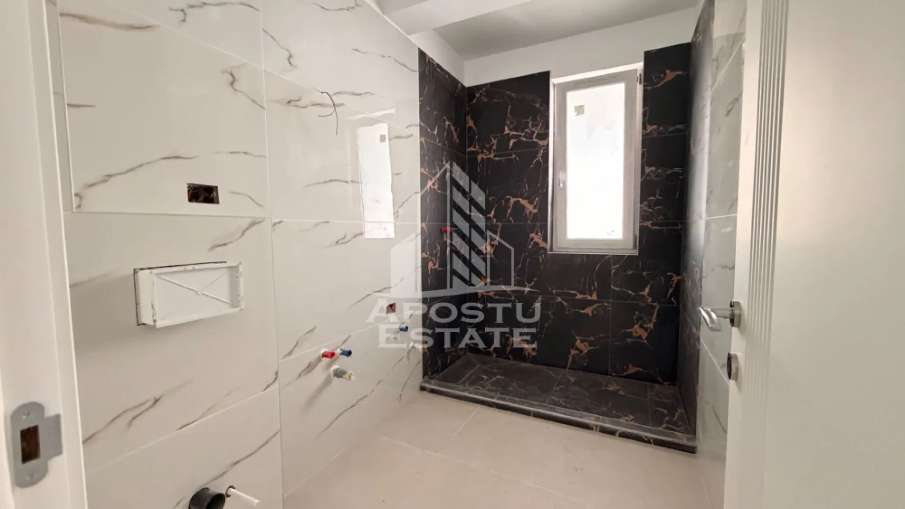 Apartament cu 2 camere de vanzare in zona Buziasului, Timisoara - Agentia imobiliara Apostu Estate va propune spre vanzare un apartament modern cu 2 camere, situat intr-un bloc nou, finalizat in 2026, intr-un cartier de case foarte aproape de calea Buziasului Timisoara, Timis.
Loc de parcare propriu.
Extras de carte funciara Timisoara.
Predare la cheie. 
Drum asfaltat. 
Decomandat si cu bucataria inchisa pentru mai mult confort.

Suprafata utila: 43 mp
Balcon: 7 mp
Etaj 2 din 3 etaje. 
Compartimentare:
- hol acces catre toate incaperile
- living cu iesire catre balcon
- baie cu geam pentru aerisire (se preda la cheie cu vas wc, lavoar si masca si paravan walk in)
- bucatarie inchisa
- dormitor cu loc de dressing dupa usa

Caracteristici principale: 
 • finisaje premium
 • centrala proprie cu incalzire in pardoseala si aer conditionat
 • spatii vitrate generoase, lumina naturala
 • bloc nou, realizat la standarde moderne de constructie

Apartamentul este ideal atat pentru locuire, cat si pentru investitie datorita zonei in plina dezvoltare langa Hornbach Buziasului.

TVA inclus. Pretul este negociabil.
Poti fi chiar tu noul proprietar, oferim GRATUIT consultanta pentru obtinerea celui mai avantajos credit imobiliar, ca sa te poti bucura de noua ta casa fara griji suplimentare. 

Pentru mai multe detalii sau pentru programarea unei vizionari, nu ezitati sa ne contactati.