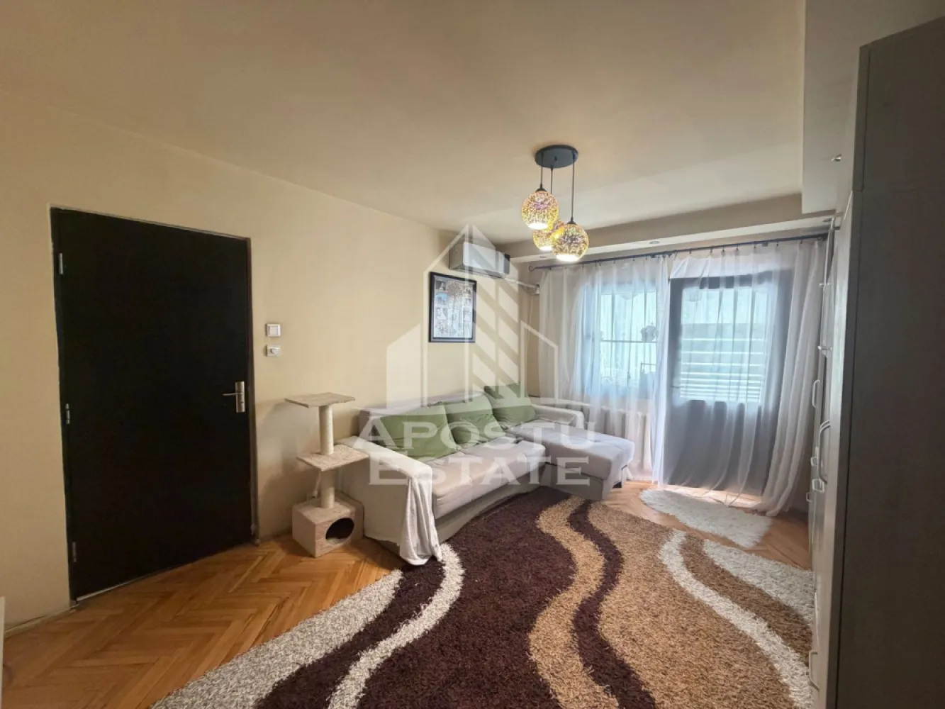 Apartament cu 3 camere de vânzare , etajul 2 , Zona Lipovei, Timisoara - Agenția imobiliara Apostu Estate va propune spre vânzare un apartament modern cu 3 camere ,situat în zona Lipovei , una dintre cele mai căutate zone din Timisoara . Ideal atât pentru locuința proprie , cat si pentru investiție

Imobilul este amplasat la etajul 2 din 4 și beneficiază de o suprafață utila de 64,46 mp si un balcon de 3,17 mp 

Compartimentare :
-Bucătărie complet mobilata 
-Living cu balcon închis 
-Dormitor 
-Dormitor secundar 
-Baie cu cada 
-baie de serviciu 
-Balcon închis 

Confortul termic este asigurat prin intermediul colterm , încălzirea orașului 

Apartamentul se vinde mobilat parțial 

Beneficii suplimentare :
- Compartimentare moderna și funcțională
- Zona excelenta pentru locuit sau investiție

Vecinătăți :
-Profi
-Lidl 
-Mijloace de transport in comun

Pentru mai multe detalii si programarea unei vizionari , va stam cu drag la dispoziție .

Agenția imobiliara Apostu Estate vă oferă consultanta bancara gratuita prin intermediul colaboratorilor noștri pentru alegerea celui mai potrivit tip de credit , astfel încât tu să devii noul proprietar al acestui apartament .
ID Intern : CP3184562