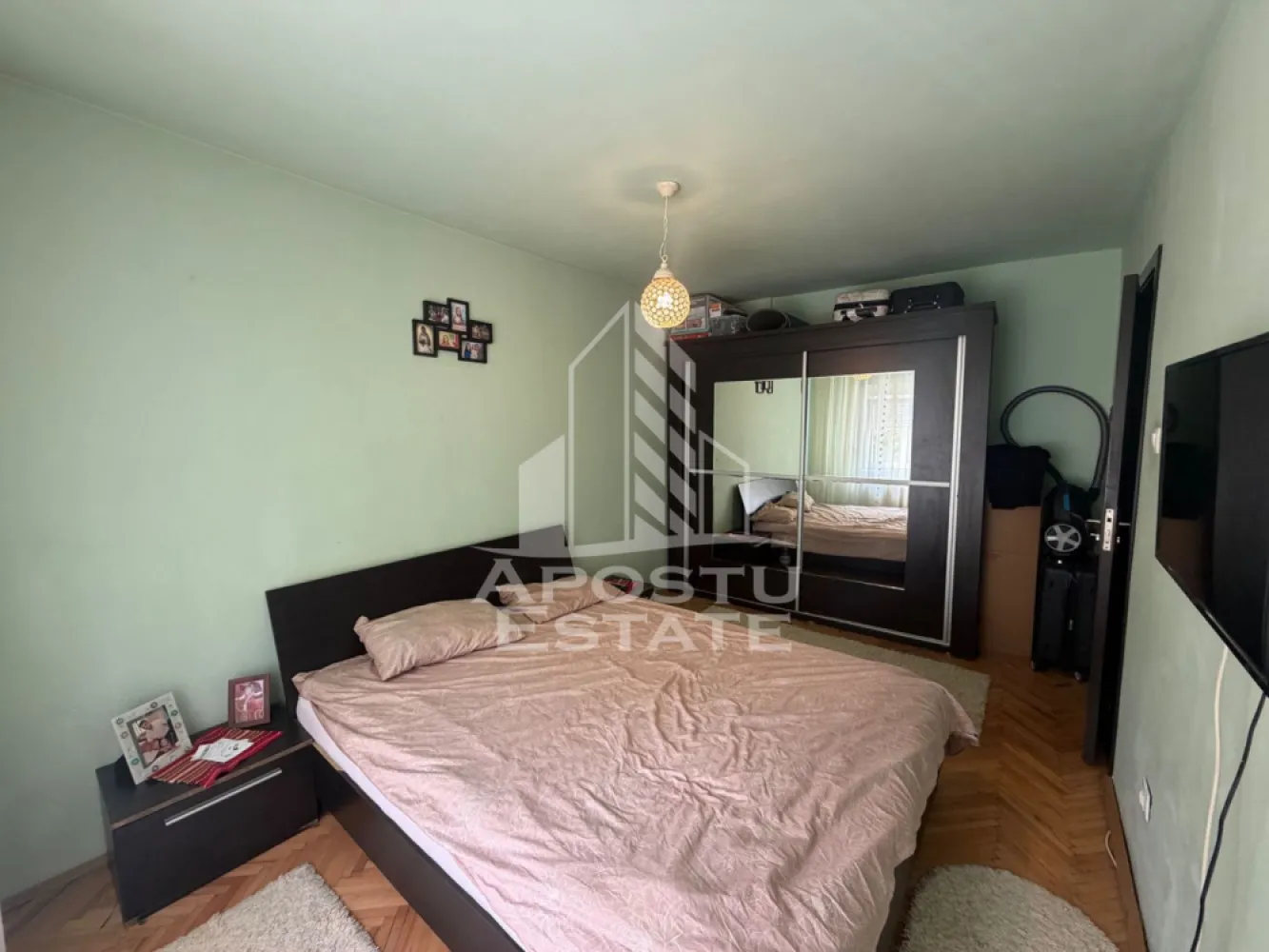 Apartament cu 3 camere de vânzare , etajul 2 , Zona Lipovei, Timisoara - Agenția imobiliara Apostu Estate va propune spre vânzare un apartament modern cu 3 camere ,situat în zona Lipovei , una dintre cele mai căutate zone din Timisoara . Ideal atât pentru locuința proprie , cat si pentru investiție

Imobilul este amplasat la etajul 2 din 4 și beneficiază de o suprafață utila de 64,46 mp si un balcon de 3,17 mp 

Compartimentare :
-Bucătărie complet mobilata 
-Living cu balcon închis 
-Dormitor 
-Dormitor secundar 
-Baie cu cada 
-baie de serviciu 
-Balcon închis 

Confortul termic este asigurat prin intermediul colterm , încălzirea orașului 

Apartamentul se vinde mobilat parțial 

Beneficii suplimentare :
- Compartimentare moderna și funcțională
- Zona excelenta pentru locuit sau investiție

Vecinătăți :
-Profi
-Lidl 
-Mijloace de transport in comun

Pentru mai multe detalii si programarea unei vizionari , va stam cu drag la dispoziție .

Agenția imobiliara Apostu Estate vă oferă consultanta bancara gratuita prin intermediul colaboratorilor noștri pentru alegerea celui mai potrivit tip de credit , astfel încât tu să devii noul proprietar al acestui apartament .
ID Intern : CP3184562