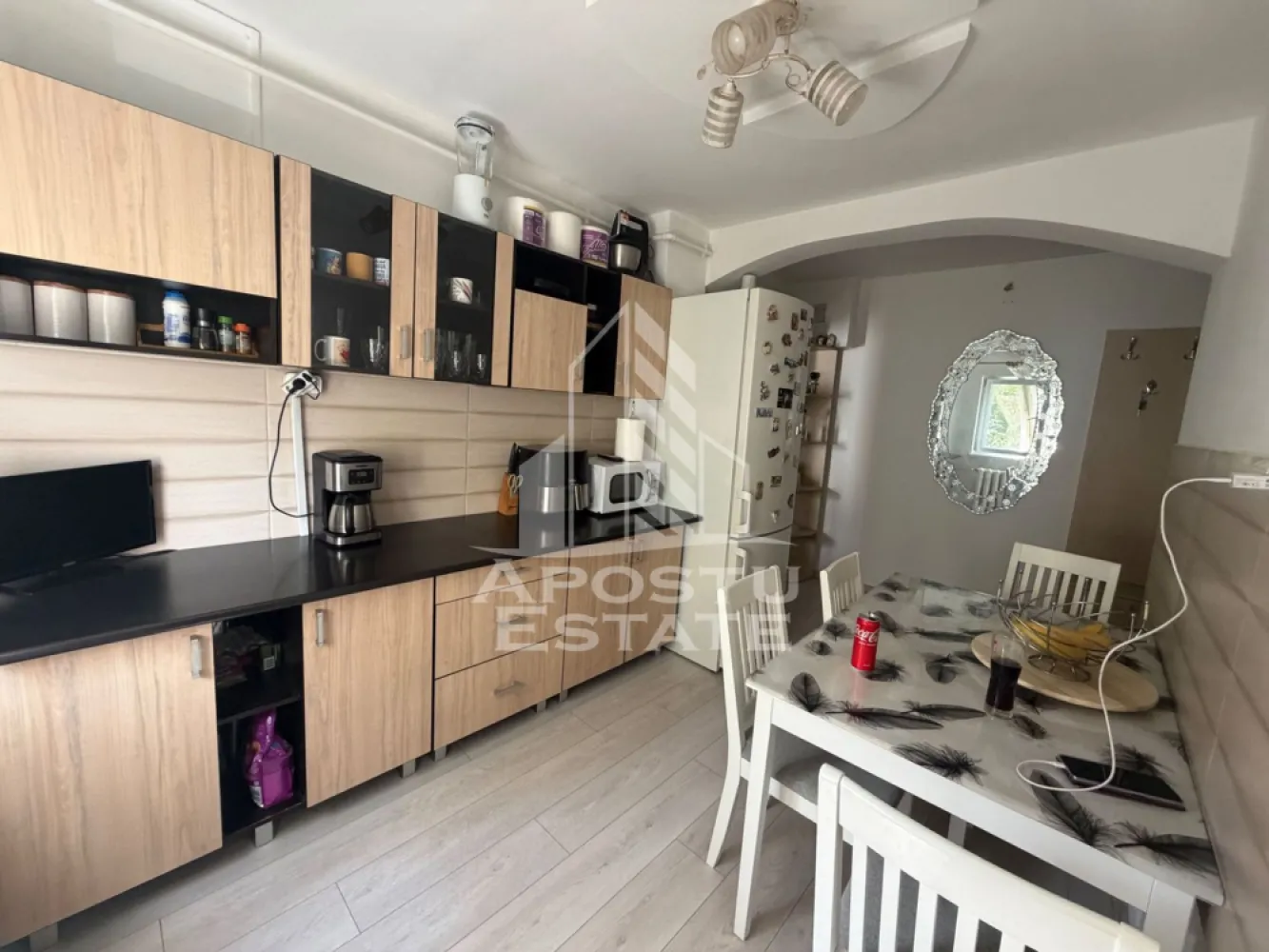 Apartament cu 3 camere de vânzare , etajul 2 , Zona Lipovei, Timisoara