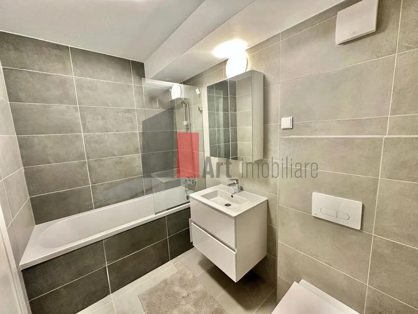 Vanzare apartament 3 camere Drumul Taberei Stellaris Residence Ghencea Moghioros - Vindem apartament cu 3 camere nou, decomandat, 80 mp suprafata utila totala, 2 bai, situat in Drumul Taberei, bd. Ghencea, complexul rezidential Stellaris Residencias, faza 1, etajul 11 11, mobilat si utilat complet.
Locatia este excelenta, la numai 2 minute de mers pe jos de linia lui 41, 15 min de metrou Drumul Taberei, 10min de Parc Drumul Taberei, 5 min de Auchan Drumul Taberei.

Apartamentul se vinde mobilat si utilat complet, cu finisaje, mobilier si electrocasnice de calitate superioara. Totul este nou si nu a mai fost locuit. Apartamentul beneficiaza de dotari premium: pat dublu matrimonial, dressinguri spatioase, coltar extensibil, centrala termica in condensatie, inclazire in pardoseala, combina frigorifica incastrata Sharp, masina de spalat cu uscator Gorenje, masina de spalat vase Whirlpool, cuptor electric Gorenje, plita inductie vitroceramica, chiuveta granit compozit Pyramis, televizor UHD Smart 4K, 126cm , aer conditionat 12.000 BTU.

Apartamentul este luminos si beneficiaza de vedere libera superba catre vest.

Pret 225 060 euro