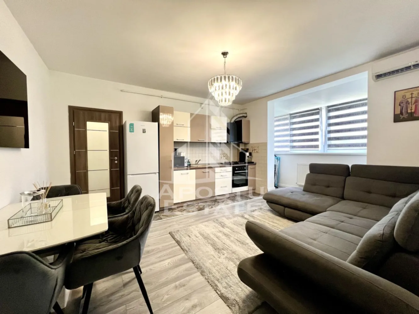 Apartament 3 camere de vânzare, zona Iulius Mall, Aradului, Timișoara - Agentia imobiliara APOSTU ESTATE va propune spre vanzare un apartament semidecomandat spatios si elegant cu 3 camere de 52.41 mp, situat la etajul 5 din 5 in zona Aradului din Timisoara, o zona linistita si foarte bine conectata. Aceasta proprietate este ideala pentru familii sau pentru cei care isi doresc un apartament bine compartimentat, confortabil si potrivit atat pentru locuinta proprie, cat si pentru investitie imobiliara.

Detalii generale:
- Suprafata utila: 55.42 mp
- Etaj: 5 din 5

Compartimentare:
- Hol de acces generos
- Bucatarie complet mobilata si utilata
- Living luminos si spatios
- Dormitor matrimonial cu dressing
- O a doua camera
- Baie cu cada si geam
- Pod comun
Confort si dotari:
- Apartamentul beneficiaza de centrala termica proprie pe gaz.
- Apartamentul beneficiaza de Aer condiționat
- Înălțimea peretilor fiind de 2.72 m

Detalii:
- Acoperis cu pod
- Izolatie exterioara de 10
- Construcție din BCA
- Apartamentul se vinde complet mobilat si utilat mai puțin Tv ul din sufragerie si din camera copiilor, electrocasnicele mici si mașina de spalat
Localizare:
Zona este foarte linistita, cu acces rapid catre oras si multiple puncte de interes: supermarket-uri, piata, farmacii, scoli, gradinite, restaurante si mijloace de transport in comun. In apropiere se afla Iulius Mall, ceea ce creste atractivitatea proprietatii atat pentru locuit, cat si pentru inchiriere.

Agentia Apostu Estate va ofera consultata bancara gratuita prin intermediul colaboratorilor nostri si broker de credite pentru alegerea celui mai potrivit tip de credit, astfel incat dvs sa deveniti proprietar in cel mai scurt timp posibil.

Programeaza o vizionare chiar astazi si descopera avantajele acestui apartament spatios din Aradului!
ID intern: CP3184630!
