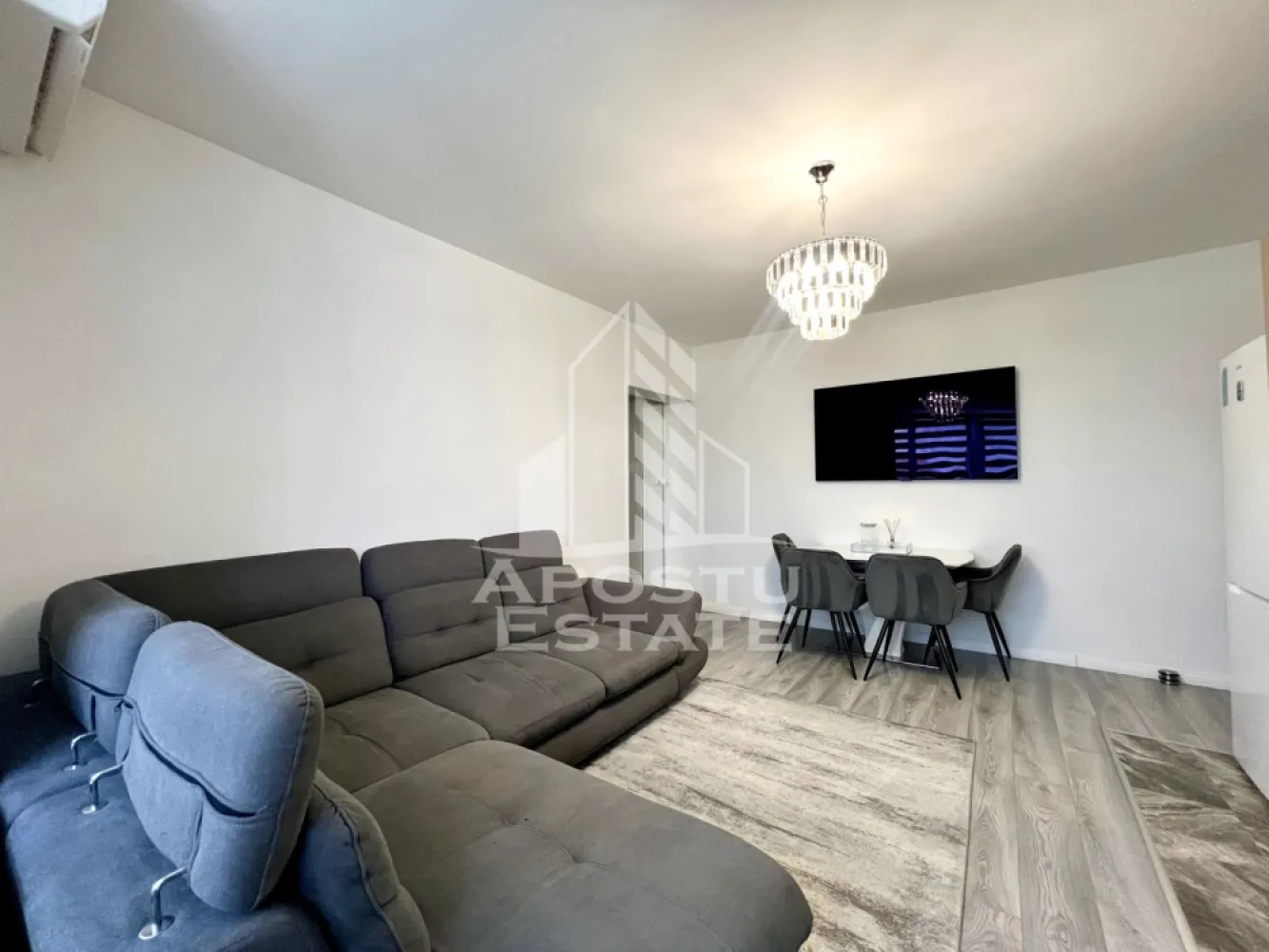 Apartament 3 camere de vânzare, zona Iulius Mall, Aradului, Timișoara - Agentia imobiliara APOSTU ESTATE va propune spre vanzare un apartament semidecomandat spatios si elegant cu 3 camere de 52.41 mp, situat la etajul 5 din 5 in zona Aradului din Timisoara, o zona linistita si foarte bine conectata. Aceasta proprietate este ideala pentru familii sau pentru cei care isi doresc un apartament bine compartimentat, confortabil si potrivit atat pentru locuinta proprie, cat si pentru investitie imobiliara.

Detalii generale:
- Suprafata utila: 55.42 mp
- Etaj: 5 din 5

Compartimentare:
- Hol de acces generos
- Bucatarie complet mobilata si utilata
- Living luminos si spatios
- Dormitor matrimonial cu dressing
- O a doua camera
- Baie cu cada si geam
- Pod comun
Confort si dotari:
- Apartamentul beneficiaza de centrala termica proprie pe gaz.
- Apartamentul beneficiaza de Aer condiționat
- Înălțimea peretilor fiind de 2.72 m

Detalii:
- Acoperis cu pod
- Izolatie exterioara de 10
- Construcție din BCA
- Apartamentul se vinde complet mobilat si utilat mai puțin Tv ul din sufragerie si din camera copiilor, electrocasnicele mici si mașina de spalat
Localizare:
Zona este foarte linistita, cu acces rapid catre oras si multiple puncte de interes: supermarket-uri, piata, farmacii, scoli, gradinite, restaurante si mijloace de transport in comun. In apropiere se afla Iulius Mall, ceea ce creste atractivitatea proprietatii atat pentru locuit, cat si pentru inchiriere.

Agentia Apostu Estate va ofera consultata bancara gratuita prin intermediul colaboratorilor nostri si broker de credite pentru alegerea celui mai potrivit tip de credit, astfel incat dvs sa deveniti proprietar in cel mai scurt timp posibil.

Programeaza o vizionare chiar astazi si descopera avantajele acestui apartament spatios din Aradului!
ID intern: CP3184630!
