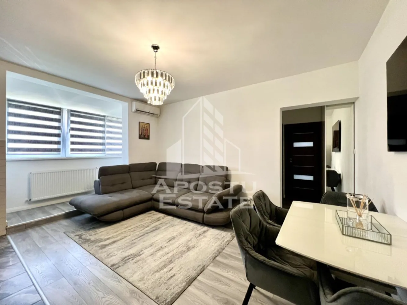 Apartament 3 camere de vânzare, zona Iulius Mall, Aradului, Timișoara - Agentia imobiliara APOSTU ESTATE va propune spre vanzare un apartament semidecomandat spatios si elegant cu 3 camere de 52.41 mp, situat la etajul 5 din 5 in zona Aradului din Timisoara, o zona linistita si foarte bine conectata. Aceasta proprietate este ideala pentru familii sau pentru cei care isi doresc un apartament bine compartimentat, confortabil si potrivit atat pentru locuinta proprie, cat si pentru investitie imobiliara.

Detalii generale:
- Suprafata utila: 55.42 mp
- Etaj: 5 din 5

Compartimentare:
- Hol de acces generos
- Bucatarie complet mobilata si utilata
- Living luminos si spatios
- Dormitor matrimonial cu dressing
- O a doua camera
- Baie cu cada si geam
- Pod comun
Confort si dotari:
- Apartamentul beneficiaza de centrala termica proprie pe gaz.
- Apartamentul beneficiaza de Aer condiționat
- Înălțimea peretilor fiind de 2.72 m

Detalii:
- Acoperis cu pod
- Izolatie exterioara de 10
- Construcție din BCA
- Apartamentul se vinde complet mobilat si utilat mai puțin Tv ul din sufragerie si din camera copiilor, electrocasnicele mici si mașina de spalat
Localizare:
Zona este foarte linistita, cu acces rapid catre oras si multiple puncte de interes: supermarket-uri, piata, farmacii, scoli, gradinite, restaurante si mijloace de transport in comun. In apropiere se afla Iulius Mall, ceea ce creste atractivitatea proprietatii atat pentru locuit, cat si pentru inchiriere.

Agentia Apostu Estate va ofera consultata bancara gratuita prin intermediul colaboratorilor nostri si broker de credite pentru alegerea celui mai potrivit tip de credit, astfel incat dvs sa deveniti proprietar in cel mai scurt timp posibil.

Programeaza o vizionare chiar astazi si descopera avantajele acestui apartament spatios din Aradului!
ID intern: CP3184630!