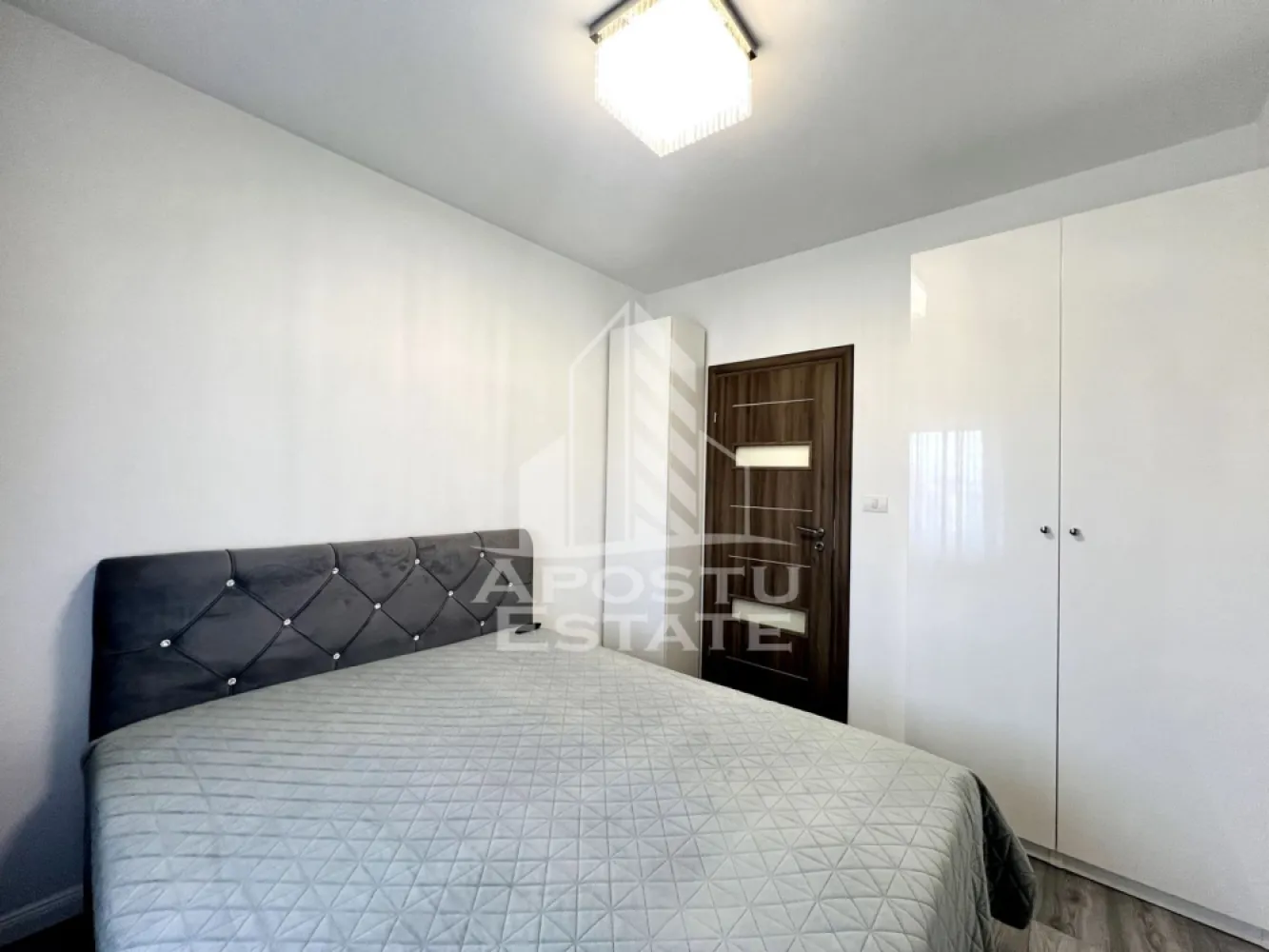 Apartament 3 camere de vânzare, zona Iulius Mall, Aradului, Timișoara - Agentia imobiliara APOSTU ESTATE va propune spre vanzare un apartament semidecomandat spatios si elegant cu 3 camere de 52.41 mp, situat la etajul 5 din 5 in zona Aradului din Timisoara, o zona linistita si foarte bine conectata. Aceasta proprietate este ideala pentru familii sau pentru cei care isi doresc un apartament bine compartimentat, confortabil si potrivit atat pentru locuinta proprie, cat si pentru investitie imobiliara.

Detalii generale:
- Suprafata utila: 55.42 mp
- Etaj: 5 din 5

Compartimentare:
- Hol de acces generos
- Bucatarie complet mobilata si utilata
- Living luminos si spatios
- Dormitor matrimonial cu dressing
- O a doua camera
- Baie cu cada si geam
- Pod comun
Confort si dotari:
- Apartamentul beneficiaza de centrala termica proprie pe gaz.
- Apartamentul beneficiaza de Aer condiționat
- Înălțimea peretilor fiind de 2.72 m

Detalii:
- Acoperis cu pod
- Izolatie exterioara de 10
- Construcție din BCA
- Apartamentul se vinde complet mobilat si utilat mai puțin Tv ul din sufragerie si din camera copiilor, electrocasnicele mici si mașina de spalat
Localizare:
Zona este foarte linistita, cu acces rapid catre oras si multiple puncte de interes: supermarket-uri, piata, farmacii, scoli, gradinite, restaurante si mijloace de transport in comun. In apropiere se afla Iulius Mall, ceea ce creste atractivitatea proprietatii atat pentru locuit, cat si pentru inchiriere.

Agentia Apostu Estate va ofera consultata bancara gratuita prin intermediul colaboratorilor nostri si broker de credite pentru alegerea celui mai potrivit tip de credit, astfel incat dvs sa deveniti proprietar in cel mai scurt timp posibil.

Programeaza o vizionare chiar astazi si descopera avantajele acestui apartament spatios din Aradului!
ID intern: CP3184630!