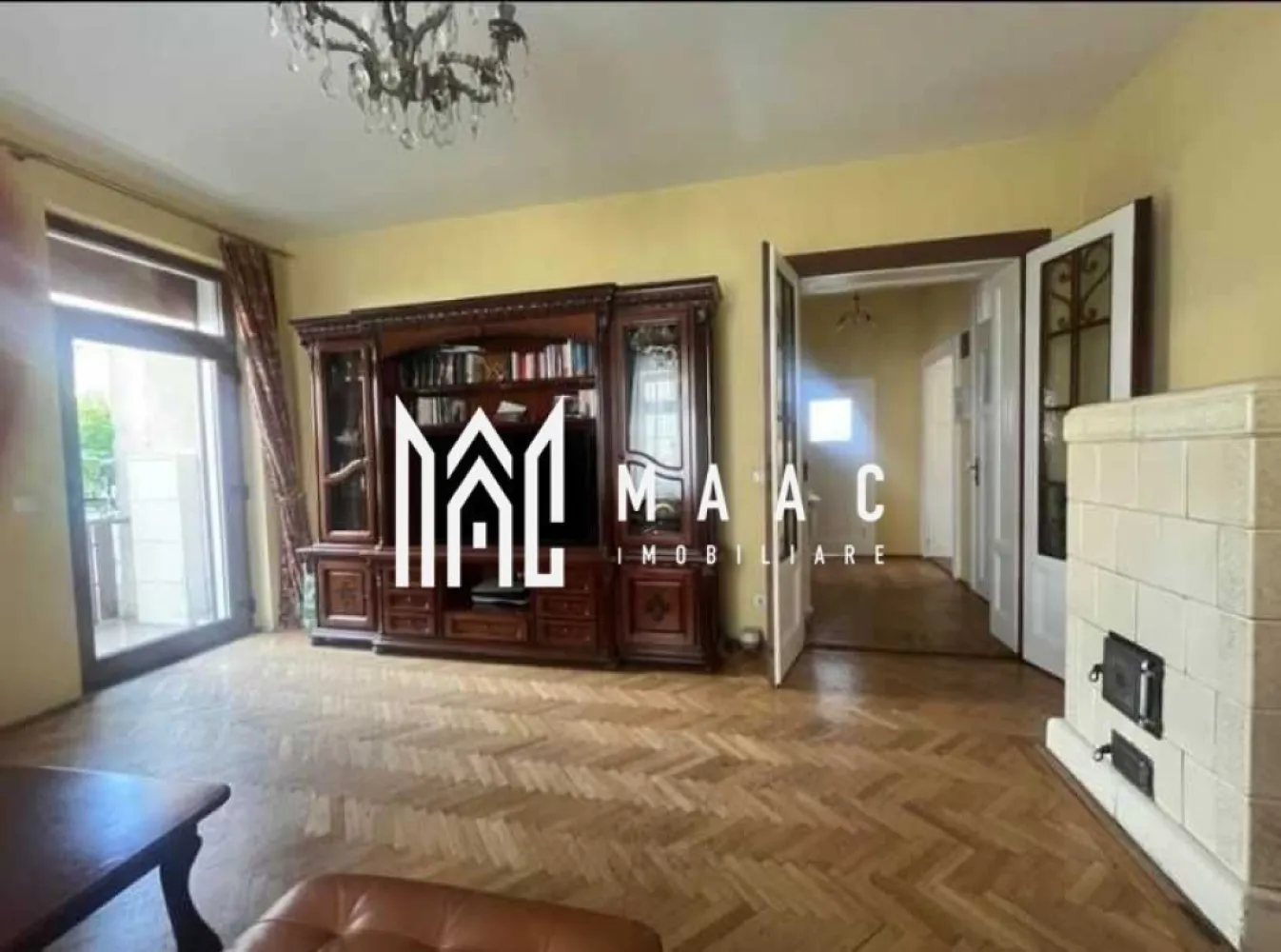 Apartament 3 Camere | 90MPU | Curte Proprie | Central - MAAC Imobiliare vă propune spre vânzare un apartament la casă, cu 3 camere, situat într-o zonă centrală, în proximitatea Bulevardului Victoriei. Proprietatea beneficiază de curte privată, parter înalt și pivniță la demisol, fiind ideală pentru cei care își doresc confort, intimitate și acces rapid către toate punctele de interes ale orașului. Apartamentul este spațios și bine întreținut, având finisaje de calitate, cu parchet din lemn masiv și uși interioare din lemn. Suprafața utilă este de 90 mp și este compartimentată eficient astfel: hol de acces, living, bucătărie, două dormitoare și baie cu geam pentru aerisire naturală. Se predă parțial mobilat, camerele fiind amenajate complet, inclusiv cu electrocasnicele necesare. Încălzirea este asigurată de centrală termică proprie și calorifere, oferind confort termic pe tot parcursul anului. În curte este amenajat un loc de parcare, precum și spațiu de depozitare, un avantaj important pentru o proprietate situată în zona centrală. Localizarea este unul dintre principalele atuuri ale acestei proprietăți. Apartamentul se află într-o zonă foarte bine cotată a orașului Sibiu, cu acces rapid către Bulevardul Victoriei, Centrul Istoric, magazine, școli, grădinițe și mijloace de transport în comun, oferind un echilibru excelent între liniște și proximitatea față de facilitățile urbane. Pentru mai multe detalii și pentru programarea unei vizionări, vă rugăm să ne contactați menționând ID:CP2871434 }}