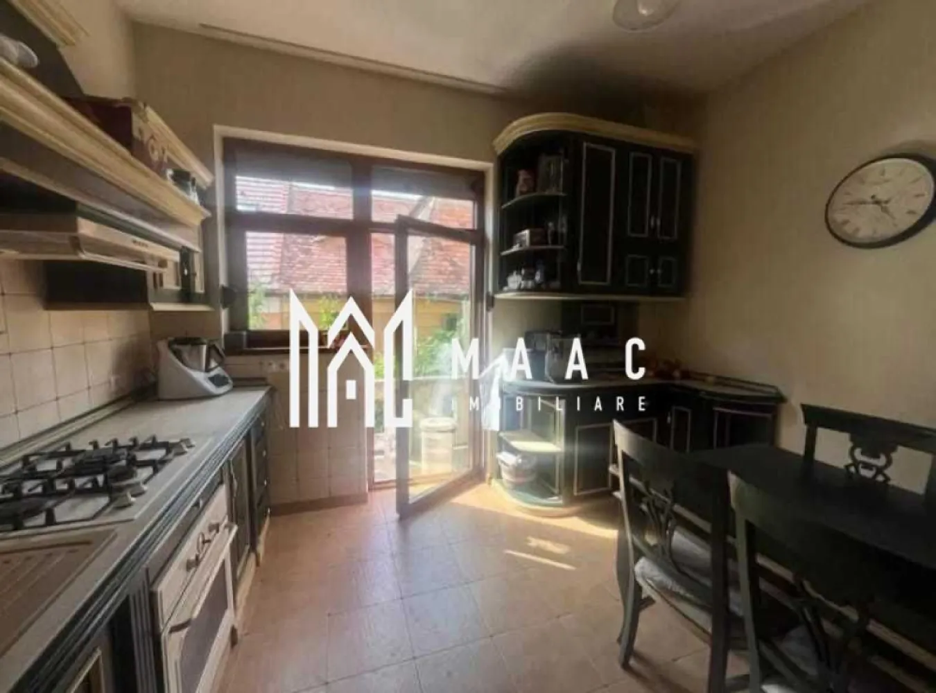 Apartament 3 Camere | 90MPU | Curte Proprie | Central - MAAC Imobiliare vă propune spre vânzare un apartament la casă, cu 3 camere, situat într-o zonă centrală, în proximitatea Bulevardului Victoriei. Proprietatea beneficiază de curte privată, parter înalt și pivniță la demisol, fiind ideală pentru cei care își doresc confort, intimitate și acces rapid către toate punctele de interes ale orașului. Apartamentul este spațios și bine întreținut, având finisaje de calitate, cu parchet din lemn masiv și uși interioare din lemn. Suprafața utilă este de 90 mp și este compartimentată eficient astfel: hol de acces, living, bucătărie, două dormitoare și baie cu geam pentru aerisire naturală. Se predă parțial mobilat, camerele fiind amenajate complet, inclusiv cu electrocasnicele necesare. Încălzirea este asigurată de centrală termică proprie și calorifere, oferind confort termic pe tot parcursul anului. În curte este amenajat un loc de parcare, precum și spațiu de depozitare, un avantaj important pentru o proprietate situată în zona centrală. Localizarea este unul dintre principalele atuuri ale acestei proprietăți. Apartamentul se află într-o zonă foarte bine cotată a orașului Sibiu, cu acces rapid către Bulevardul Victoriei, Centrul Istoric, magazine, școli, grădinițe și mijloace de transport în comun, oferind un echilibru excelent între liniște și proximitatea față de facilitățile urbane. Pentru mai multe detalii și pentru programarea unei vizionări, vă rugăm să ne contactați menționând ID:CP2871434 }}