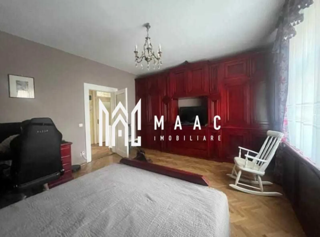 Apartament 3 Camere | 90MPU | Curte Proprie | Central - MAAC Imobiliare vă propune spre vânzare un apartament la casă, cu 3 camere, situat într-o zonă centrală, în proximitatea Bulevardului Victoriei. Proprietatea beneficiază de curte privată, parter înalt și pivniță la demisol, fiind ideală pentru cei care își doresc confort, intimitate și acces rapid către toate punctele de interes ale orașului. Apartamentul este spațios și bine întreținut, având finisaje de calitate, cu parchet din lemn masiv și uși interioare din lemn. Suprafața utilă este de 90 mp și este compartimentată eficient astfel: hol de acces, living, bucătărie, două dormitoare și baie cu geam pentru aerisire naturală. Se predă parțial mobilat, camerele fiind amenajate complet, inclusiv cu electrocasnicele necesare. Încălzirea este asigurată de centrală termică proprie și calorifere, oferind confort termic pe tot parcursul anului. În curte este amenajat un loc de parcare, precum și spațiu de depozitare, un avantaj important pentru o proprietate situată în zona centrală. Localizarea este unul dintre principalele atuuri ale acestei proprietăți. Apartamentul se află într-o zonă foarte bine cotată a orașului Sibiu, cu acces rapid către Bulevardul Victoriei, Centrul Istoric, magazine, școli, grădinițe și mijloace de transport în comun, oferind un echilibru excelent între liniște și proximitatea față de facilitățile urbane. Pentru mai multe detalii și pentru programarea unei vizionări, vă rugăm să ne contactați menționând ID:CP2871434 }}