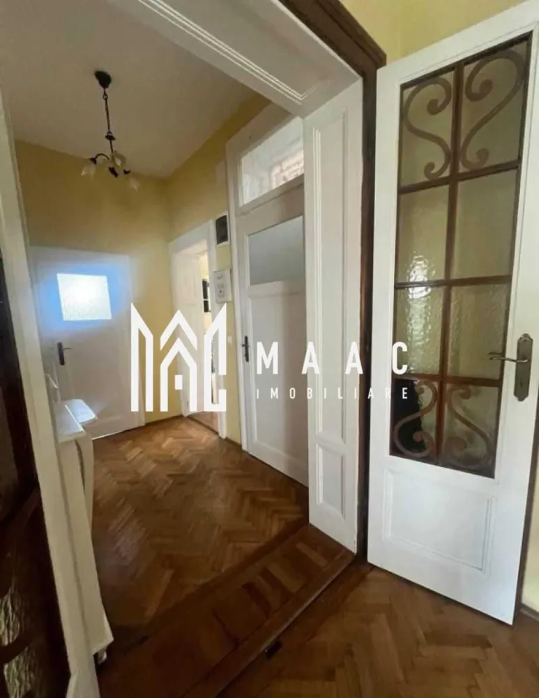 Apartament 3 Camere | 90MPU | Curte Proprie | Central - MAAC Imobiliare vă propune spre vânzare un apartament la casă, cu 3 camere, situat într-o zonă centrală, în proximitatea Bulevardului Victoriei. Proprietatea beneficiază de curte privată, parter înalt și pivniță la demisol, fiind ideală pentru cei care își doresc confort, intimitate și acces rapid către toate punctele de interes ale orașului. Apartamentul este spațios și bine întreținut, având finisaje de calitate, cu parchet din lemn masiv și uși interioare din lemn. Suprafața utilă este de 90 mp și este compartimentată eficient astfel: hol de acces, living, bucătărie, două dormitoare și baie cu geam pentru aerisire naturală. Se predă parțial mobilat, camerele fiind amenajate complet, inclusiv cu electrocasnicele necesare. Încălzirea este asigurată de centrală termică proprie și calorifere, oferind confort termic pe tot parcursul anului. În curte este amenajat un loc de parcare, precum și spațiu de depozitare, un avantaj important pentru o proprietate situată în zona centrală. Localizarea este unul dintre principalele atuuri ale acestei proprietăți. Apartamentul se află într-o zonă foarte bine cotată a orașului Sibiu, cu acces rapid către Bulevardul Victoriei, Centrul Istoric, magazine, școli, grădinițe și mijloace de transport în comun, oferind un echilibru excelent între liniște și proximitatea față de facilitățile urbane. Pentru mai multe detalii și pentru programarea unei vizionări, vă rugăm să ne contactați menționând ID:CP2871434 }}
