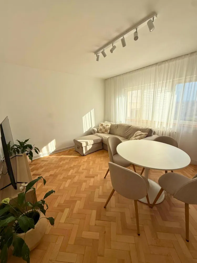 Apartament 3 camere | Mănăștur | Comision 0 - Vă propunem spre vânzare un apartament luminos și bine compartimentat, situat în cartierul Mănăștur, pe str. Mehedinți, Cluj-Napoca, cu acces facil către stațiile de autobuz, magazine, școli și numeroase facilități necesare vieții de zi cu zi.Locuința are o suprafață utilă de 65 mp și este situată la etajul 8 din 10, într-un imobil dotat cu lift nou și casa scării recent renovată. Apartamentul beneficiază, de asemenea, de boxă la subsol și de debara pe casa scării.Un alt avantaj important îl reprezintă proximitatea față de baza sportivă La Terenuri, ideală pentru recreere și activități în aer liber.Compartimentare:• Living• 2 dormitoare• Bucătărie• Baie• Spălătorie• Debara• Hol• BalconApartamentul a fost renovat recent și se predă conform fotografiilor, complet mobilat și echipat cu toate dotările necesare, fiind pregătit pentru mutare imediată.Preț: 199.000 € negociabilComision 0 pentru cumpărător.Id: 91v/8Se acceptă achiziționarea și prin credit, iar pentru un proces cât mai simplu și rapid, colaborăm și cu un broker de credite, oferind consultanță 100% gratuită.Dacă doriți să aflați mai multe despre această proprietate sau să programați o vizionare, echipa Petani Imobiliare vă stă cu drag la dispoziție.0784 878 355Petani ImobiliareCăutăm locuințe. Găsim acasă.