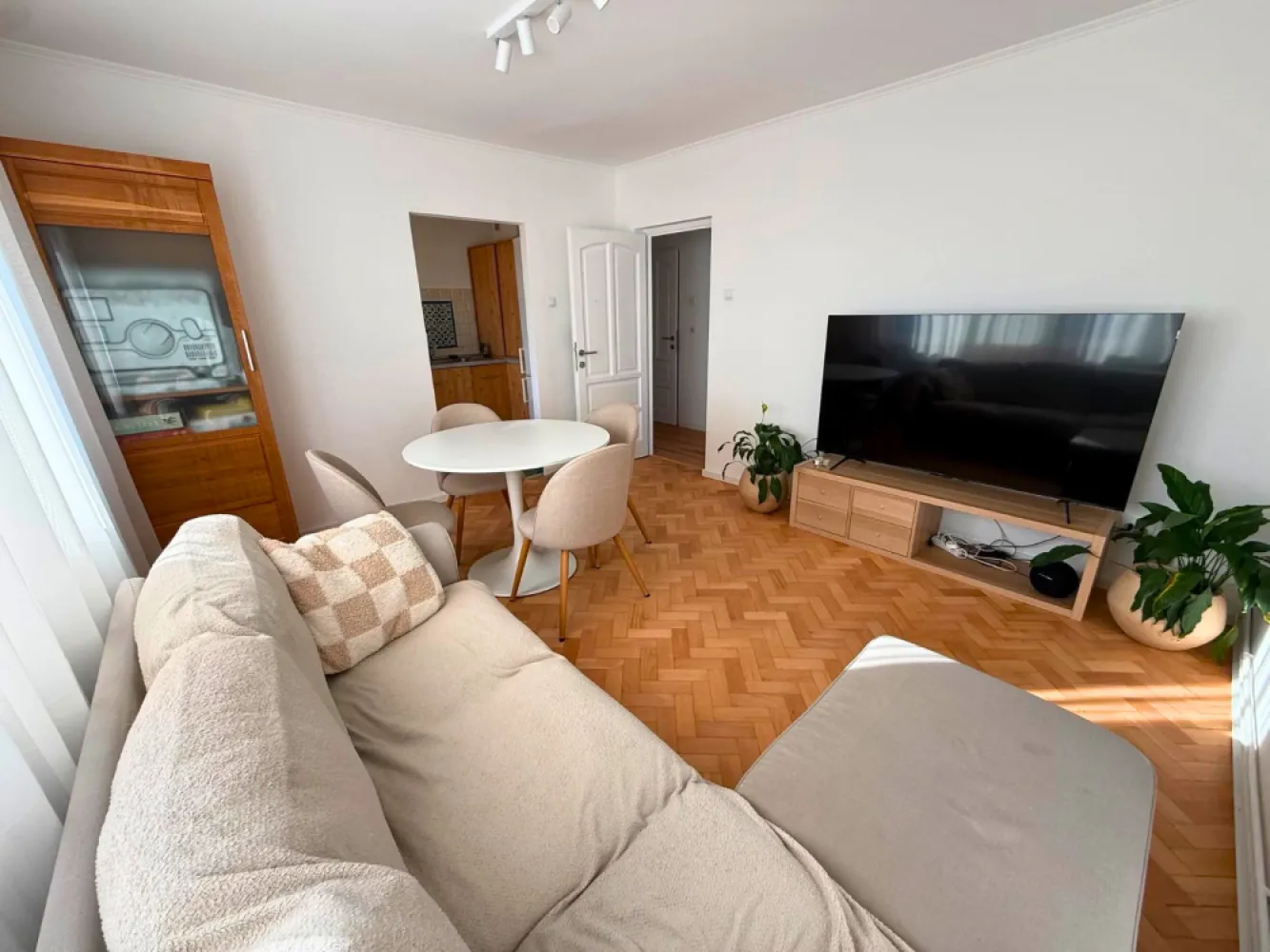 Apartament 3 camere | Mănăștur | Comision 0 - Vă propunem spre vânzare un apartament luminos și bine compartimentat, situat în cartierul Mănăștur, pe str. Mehedinți, Cluj-Napoca, cu acces facil către stațiile de autobuz, magazine, școli și numeroase facilități necesare vieții de zi cu zi.Locuința are o suprafață utilă de 65 mp și este situată la etajul 8 din 10, într-un imobil dotat cu lift nou și casa scării recent renovată. Apartamentul beneficiază, de asemenea, de boxă la subsol și de debara pe casa scării.Un alt avantaj important îl reprezintă proximitatea față de baza sportivă La Terenuri, ideală pentru recreere și activități în aer liber.Compartimentare:• Living• 2 dormitoare• Bucătărie• Baie• Spălătorie• Debara• Hol• BalconApartamentul a fost renovat recent și se predă conform fotografiilor, complet mobilat și echipat cu toate dotările necesare, fiind pregătit pentru mutare imediată.Preț: 199.000 € negociabilComision 0 pentru cumpărător.Id: 91v/8Se acceptă achiziționarea și prin credit, iar pentru un proces cât mai simplu și rapid, colaborăm și cu un broker de credite, oferind consultanță 100% gratuită.Dacă doriți să aflați mai multe despre această proprietate sau să programați o vizionare, echipa Petani Imobiliare vă stă cu drag la dispoziție.0784 878 355Petani ImobiliareCăutăm locuințe. Găsim acasă.