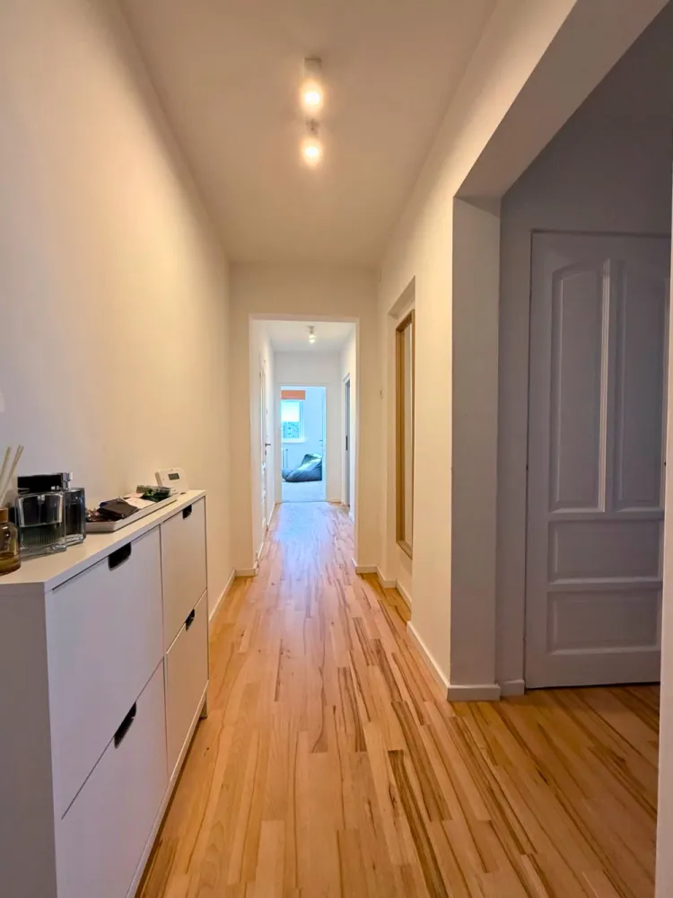 Apartament 3 camere | Mănăștur | Comision 0 - Vă propunem spre vânzare un apartament luminos și bine compartimentat, situat în cartierul Mănăștur, pe str. Mehedinți, Cluj-Napoca, cu acces facil către stațiile de autobuz, magazine, școli și numeroase facilități necesare vieții de zi cu zi.Locuința are o suprafață utilă de 65 mp și este situată la etajul 8 din 10, într-un imobil dotat cu lift nou și casa scării recent renovată. Apartamentul beneficiază, de asemenea, de boxă la subsol și de debara pe casa scării.Un alt avantaj important îl reprezintă proximitatea față de baza sportivă La Terenuri, ideală pentru recreere și activități în aer liber.Compartimentare:• Living• 2 dormitoare• Bucătărie• Baie• Spălătorie• Debara• Hol• BalconApartamentul a fost renovat recent și se predă conform fotografiilor, complet mobilat și echipat cu toate dotările necesare, fiind pregătit pentru mutare imediată.Preț: 199.000 € negociabilComision 0 pentru cumpărător.Id: 91v/8Se acceptă achiziționarea și prin credit, iar pentru un proces cât mai simplu și rapid, colaborăm și cu un broker de credite, oferind consultanță 100% gratuită.Dacă doriți să aflați mai multe despre această proprietate sau să programați o vizionare, echipa Petani Imobiliare vă stă cu drag la dispoziție.0784 878 355Petani ImobiliareCăutăm locuințe. Găsim acasă.