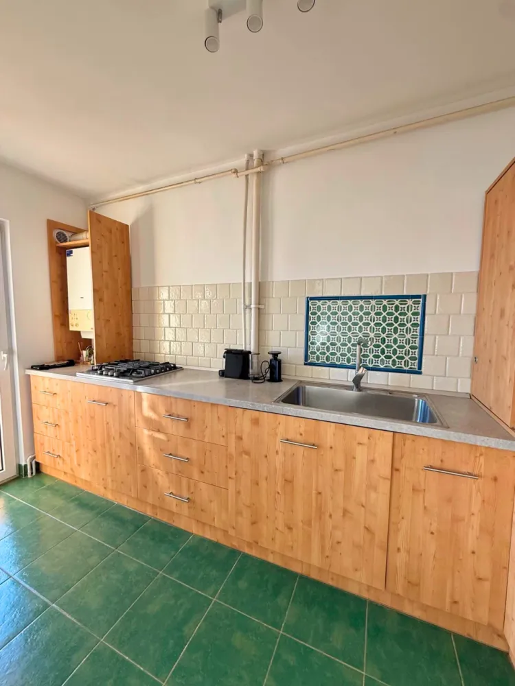 Apartament 3 camere | Mănăștur | Comision 0 - Vă propunem spre vânzare un apartament luminos și bine compartimentat, situat în cartierul Mănăștur, pe str. Mehedinți, Cluj-Napoca, cu acces facil către stațiile de autobuz, magazine, școli și numeroase facilități necesare vieții de zi cu zi.Locuința are o suprafață utilă de 65 mp și este situată la etajul 8 din 10, într-un imobil dotat cu lift nou și casa scării recent renovată. Apartamentul beneficiază, de asemenea, de boxă la subsol și de debara pe casa scării.Un alt avantaj important îl reprezintă proximitatea față de baza sportivă La Terenuri, ideală pentru recreere și activități în aer liber.Compartimentare:• Living• 2 dormitoare• Bucătărie• Baie• Spălătorie• Debara• Hol• BalconApartamentul a fost renovat recent și se predă conform fotografiilor, complet mobilat și echipat cu toate dotările necesare, fiind pregătit pentru mutare imediată.Preț: 199.000 € negociabilComision 0 pentru cumpărător.Id: 91v/8Se acceptă achiziționarea și prin credit, iar pentru un proces cât mai simplu și rapid, colaborăm și cu un broker de credite, oferind consultanță 100% gratuită.Dacă doriți să aflați mai multe despre această proprietate sau să programați o vizionare, echipa Petani Imobiliare vă stă cu drag la dispoziție.0784 878 355Petani ImobiliareCăutăm locuințe. Găsim acasă.