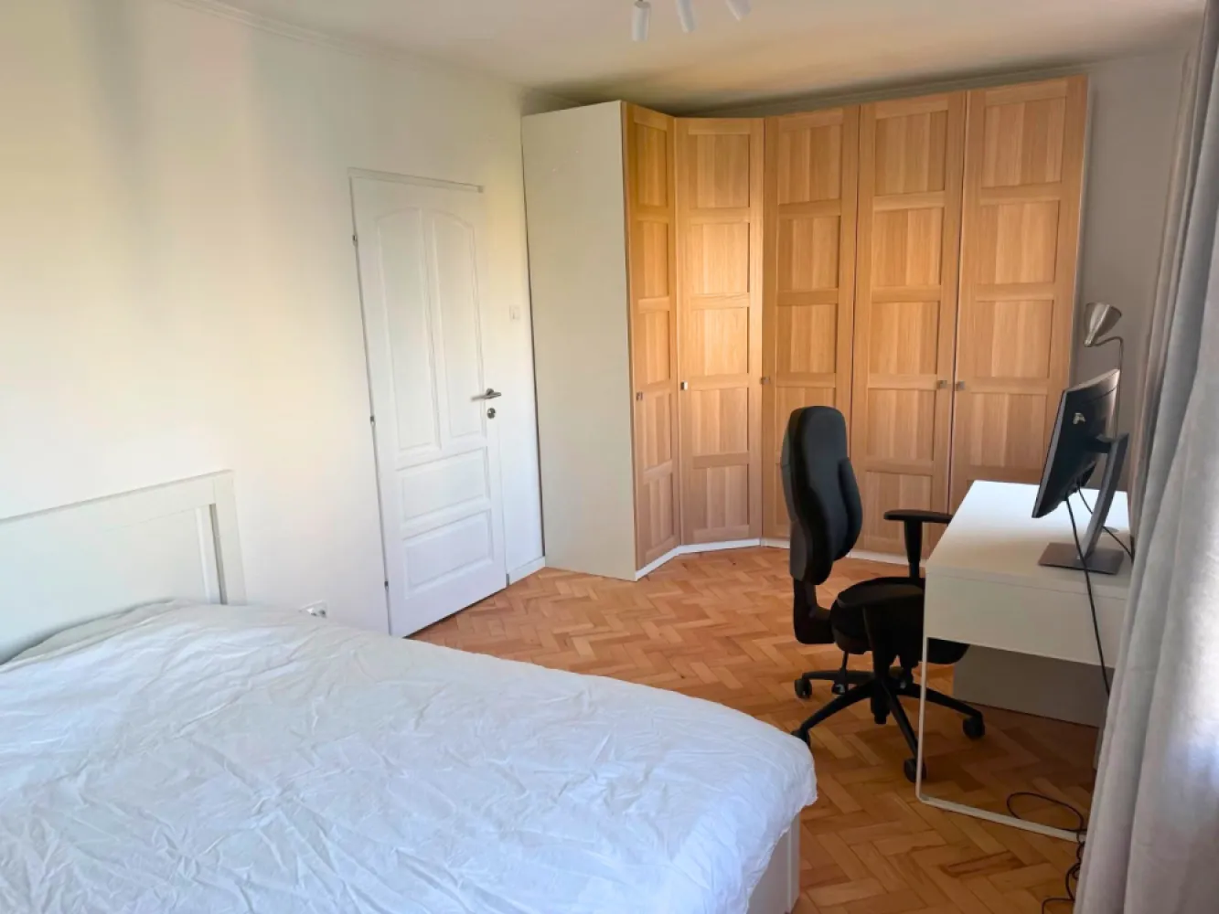 Apartament 3 camere | Mănăștur | Comision 0 - Vă propunem spre vânzare un apartament luminos și bine compartimentat, situat în cartierul Mănăștur, pe str. Mehedinți, Cluj-Napoca, cu acces facil către stațiile de autobuz, magazine, școli și numeroase facilități necesare vieții de zi cu zi.Locuința are o suprafață utilă de 65 mp și este situată la etajul 8 din 10, într-un imobil dotat cu lift nou și casa scării recent renovată. Apartamentul beneficiază, de asemenea, de boxă la subsol și de debara pe casa scării.Un alt avantaj important îl reprezintă proximitatea față de baza sportivă La Terenuri, ideală pentru recreere și activități în aer liber.Compartimentare:• Living• 2 dormitoare• Bucătărie• Baie• Spălătorie• Debara• Hol• BalconApartamentul a fost renovat recent și se predă conform fotografiilor, complet mobilat și echipat cu toate dotările necesare, fiind pregătit pentru mutare imediată.Preț: 199.000 € negociabilComision 0 pentru cumpărător.Id: 91v/8Se acceptă achiziționarea și prin credit, iar pentru un proces cât mai simplu și rapid, colaborăm și cu un broker de credite, oferind consultanță 100% gratuită.Dacă doriți să aflați mai multe despre această proprietate sau să programați o vizionare, echipa Petani Imobiliare vă stă cu drag la dispoziție.0784 878 355Petani ImobiliareCăutăm locuințe. Găsim acasă.