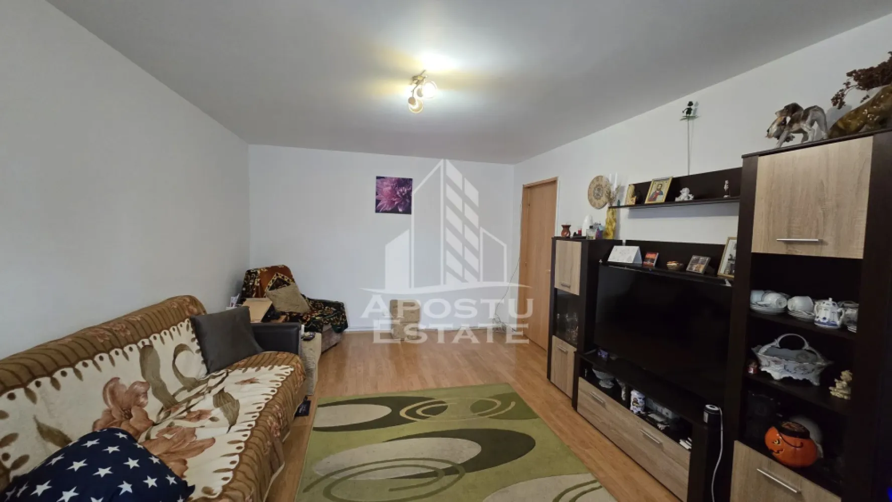 Apartament cu 4 camere de vânzare, zona Lipovei, Timișoara - Agentia imobiliara APOSTU ESTATE va propune spre vanzare un apartament semidecomandat spatios si elegant cu 4 camere de 79 mp, situat la etajul 1 din 4 in zona Aradului din Timisoara, o zona linistita si foarte bine conectata. Aceasta proprietate este ideala pentru familii sau pentru cei care isi doresc un apartament bine compartimentat, confortabil si potrivit atat pentru locuinta proprie, cat si pentru investitie imobiliara.

Detalii generale:
- Suprafata utila: 79 mp
- Etaj: 1 din 4

Compartimentare:
- Hol de acces generos
- Bucatarie complet mobilata si utilata
- Living luminos si spatios
- 3 dormitoare
- Baie cu cada
- Baie cu dus
- 2 balcoane închise cu termopan

Confort si dotari:
- Apartamentul beneficiaza de centrala termica proprie pe gaz
- Instalația sanitară este din cupru cu calorifere de oțel

Detalii:
- Bloc anvelopat
- Bloc cu 2 apartamente pe nivel
- Apartamentul se poate vinde mobilat sau nemobilat, in funcție de cerința

Localizare:
Zona este foarte linistita, cu acces rapid catre oras si multiple puncte de interes: supermarket-uri, piata, farmacii, scoli, gradinite, restaurante si mijloace de transport in comun. In apropiere se afla Iulius Mall, ceea ce creste atractivitatea proprietatii atat pentru locuit, cat si pentru inchiriere.

Agentia Apostu Estate va ofera consultata bancara gratuita prin intermediul colaboratorilor nostri si broker de credite pentru alegerea celui mai potrivit tip de credit, astfel incat dvs sa deveniti proprietar in cel mai scurt timp posibil.

Programeaza o vizionare chiar astazi si descopera avantajele acestui apartament spatios din Lipovei!
ID intern: CP3184689!