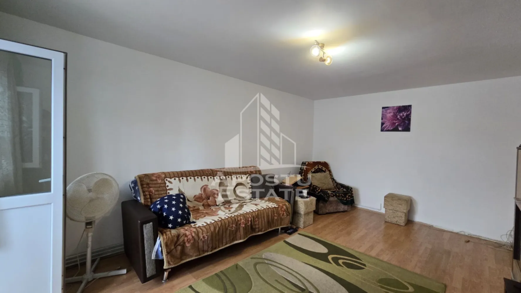 Apartament cu 4 camere de vânzare, zona Lipovei, Timișoara - Agentia imobiliara APOSTU ESTATE va propune spre vanzare un apartament semidecomandat spatios si elegant cu 4 camere de 79 mp, situat la etajul 1 din 4 in zona Aradului din Timisoara, o zona linistita si foarte bine conectata. Aceasta proprietate este ideala pentru familii sau pentru cei care isi doresc un apartament bine compartimentat, confortabil si potrivit atat pentru locuinta proprie, cat si pentru investitie imobiliara.

Detalii generale:
- Suprafata utila: 79 mp
- Etaj: 1 din 4

Compartimentare:
- Hol de acces generos
- Bucatarie complet mobilata si utilata
- Living luminos si spatios
- 3 dormitoare
- Baie cu cada
- Baie cu dus
- 2 balcoane închise cu termopan

Confort si dotari:
- Apartamentul beneficiaza de centrala termica proprie pe gaz
- Instalația sanitară este din cupru cu calorifere de oțel

Detalii:
- Bloc anvelopat
- Bloc cu 2 apartamente pe nivel
- Apartamentul se poate vinde mobilat sau nemobilat, in funcție de cerința

Localizare:
Zona este foarte linistita, cu acces rapid catre oras si multiple puncte de interes: supermarket-uri, piata, farmacii, scoli, gradinite, restaurante si mijloace de transport in comun. In apropiere se afla Iulius Mall, ceea ce creste atractivitatea proprietatii atat pentru locuit, cat si pentru inchiriere.

Agentia Apostu Estate va ofera consultata bancara gratuita prin intermediul colaboratorilor nostri si broker de credite pentru alegerea celui mai potrivit tip de credit, astfel incat dvs sa deveniti proprietar in cel mai scurt timp posibil.

Programeaza o vizionare chiar astazi si descopera avantajele acestui apartament spatios din Lipovei!
ID intern: CP3184689!
