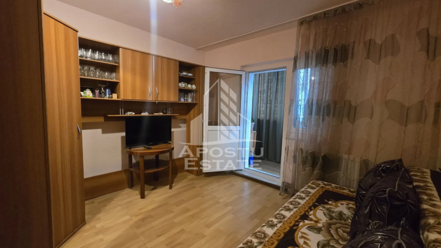 Apartament cu 4 camere de vânzare, zona Lipovei, Timișoara - Agentia imobiliara APOSTU ESTATE va propune spre vanzare un apartament semidecomandat spatios si elegant cu 4 camere de 79 mp, situat la etajul 1 din 4 in zona Aradului din Timisoara, o zona linistita si foarte bine conectata. Aceasta proprietate este ideala pentru familii sau pentru cei care isi doresc un apartament bine compartimentat, confortabil si potrivit atat pentru locuinta proprie, cat si pentru investitie imobiliara.

Detalii generale:
- Suprafata utila: 79 mp
- Etaj: 1 din 4

Compartimentare:
- Hol de acces generos
- Bucatarie complet mobilata si utilata
- Living luminos si spatios
- 3 dormitoare
- Baie cu cada
- Baie cu dus
- 2 balcoane închise cu termopan

Confort si dotari:
- Apartamentul beneficiaza de centrala termica proprie pe gaz
- Instalația sanitară este din cupru cu calorifere de oțel

Detalii:
- Bloc anvelopat
- Bloc cu 2 apartamente pe nivel
- Apartamentul se poate vinde mobilat sau nemobilat, in funcție de cerința

Localizare:
Zona este foarte linistita, cu acces rapid catre oras si multiple puncte de interes: supermarket-uri, piata, farmacii, scoli, gradinite, restaurante si mijloace de transport in comun. In apropiere se afla Iulius Mall, ceea ce creste atractivitatea proprietatii atat pentru locuit, cat si pentru inchiriere.

Agentia Apostu Estate va ofera consultata bancara gratuita prin intermediul colaboratorilor nostri si broker de credite pentru alegerea celui mai potrivit tip de credit, astfel incat dvs sa deveniti proprietar in cel mai scurt timp posibil.

Programeaza o vizionare chiar astazi si descopera avantajele acestui apartament spatios din Lipovei!
ID intern: CP3184689!