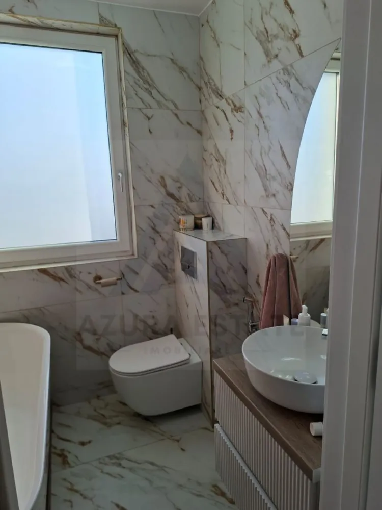 Casa moderna 4 camere 2 bai si curte libera 220 mp pe Calea Cisnadiei - Agentia imobiliara Azura Estates va propune spre vanzare o casa moderna, tip triplex (pozitionata pe colt ), superb amenajata cu materiale premium, locuita din iulie 2025, avand o suprafata utila de 119 mp, curte libera 200 mp, loc de parcare privat si terasa acoperita pe Calea Cisnadiei.
 Zona Calea Cisnădiei este una dintre cele mai dinamice arii rezidențiale din Sibiu. Oferă liniște, aer curat și o comunitate tânără, ideală pentru familii moderne. Accesul rapid către oraș și infrastructura în plină dezvoltare sporesc valoarea investiției. 

Detalii esențiale:
Suprafață utilă: 119 mp
Curte liberă: 200 mp
Loc de parcare privat
Terasă acoperită cu vedere spre munți
Locuită din iulie 2025

Compartimentare și dotări:
Living generos cu bucătărie open space, mobilat și utilat cu finisaje premium
3 dormitoare matrimoniale spațioase, complet mobilate
Dressing dedicat, cu electrocasnice și zonă de călcat haine integrată
2 băi elegante, cu ferestre de aerisire, duș walk-in și cadă freestanding
Terasă acoperită, perfectă pentru relaxare în aer liber

Curte individuală – ideală pentru grădinărit, joacă sau petreceri în familie

Pretul de vanzare al casei este de 215000 euro negociabil!