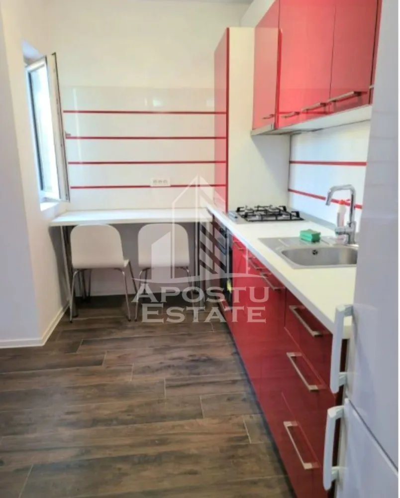 Apartament cu 2 camere,Dumbravita(Decathlon) - Apostu estate va ofera spre inchiriere un apartament open space,cu 2 camere,in Dumbravita.
 
Apartamentul este situat la etajul 1,cu o suprafata utila de 50 mp.

Compartimentare:

-hol

-living open space cu bucataria

-dormitor

-baie

Confortul termic se realizeaza prin intermediul centralei si al climei,incalizrea este in pardoseala.

Pozitie excelenta in apropiere de Auchan Nord,Decathlon,pizzeria Voglio,British School,Universitatea veterinara.

Un loc de parcare inclus in pret.

Complet mobilat si utilat,disponibil imediat!

Va asteptam cu drag la o vizionare!