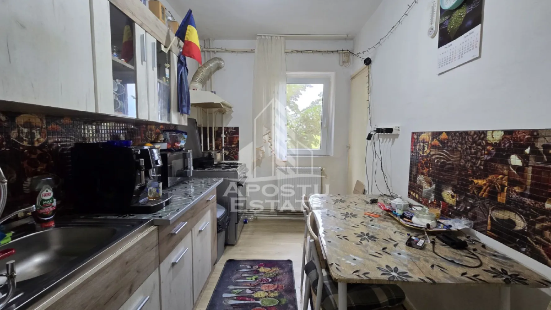 Apartament 2 camere de vânzare, zona Lipovei, Timișoara - Agentia imobiliara APOSTU ESTATE va propune spre vanzare un apartament semidecomandat spatios si elegant cu 2 camere de 49 mp, situat la etajul 3 din 4 in zona Lipovei din Timisoara, o zona linistita si foarte bine conectata. Aceasta proprietate este ideala pentru familii sau pentru cei care isi doresc un apartament bine compartimentat, confortabil si potrivit atat pentru locuinta proprie, cat si pentru investitie imobiliara.

Detalii generale:
- Suprafata utila: 49 mp
- Etaj: 3 din 4

Compartimentare:
- Hol de acces generos
- Bucatarie complet mobilata si utilata
- Living luminos si spatios
- Un dormitor
- Baie cu cada
- 2 balcoane
- 2 spații de depozitare (debara)

Confort si dotari:
- Apartamentul beneficiaza de centrala termica proprie pe gaz
- Instalația sanitară este din cupru cu calorifere de oțel
- Instalația electrica schimbată parțial
- Tablou electric schimbat

Detalii:
- Apartament de mijloc, 3 apartamente
- Apartamentul se poate vinde parțial mobilat

Localizare:
Zona este foarte linistita, cu acces rapid catre oras si multiple puncte de interes: supermarket-uri, piata, farmacii, scoli, gradinite, restaurante si mijloace de transport in comun. In apropiere se afla Iulius Mall, ceea ce creste atractivitatea proprietatii atat pentru locuit, cat si pentru inchiriere.

Agentia Apostu Estate va ofera consultata bancara gratuita prin intermediul colaboratorilor nostri si broker de credite pentru alegerea celui mai potrivit tip de credit, astfel incat dvs sa deveniti proprietar in cel mai scurt timp posibil.

Programeaza o vizionare chiar astazi si descopera avantajele acestui apartament spatios din Lipovei!
ID intern: CP3184724!