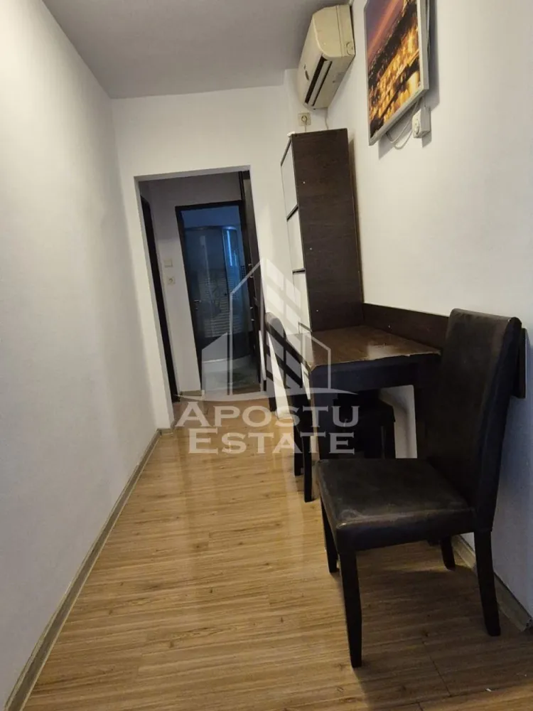 Apartament cu 3 camere,Gheorghe Lazar - Apostu Estate va propune spre inchiriere un apartament decomandat,cu 3 camere,situat in zona Gheorghe Lazar.
Apartamentul este disponibil la etajul 6/10 intr-un bloc izolat si se desfasoara pe o suprafata utila de 65 mp.
Compartimentare:
-hol
-bucatarie
-living
-2 dormitoare
-baie
Confortul termic se realizeaza prin intermediul panourilor electrice si al climei,bloc anvelopat,cheltuieli foarte mici.
In vecinatate se afla Mc Donalds,House of Lu,Profi,statie,la doar cateva minute de Iulius Town si de Centru.
Disponibil din 1 August!
Va asteptam cu drag la o vizionare!