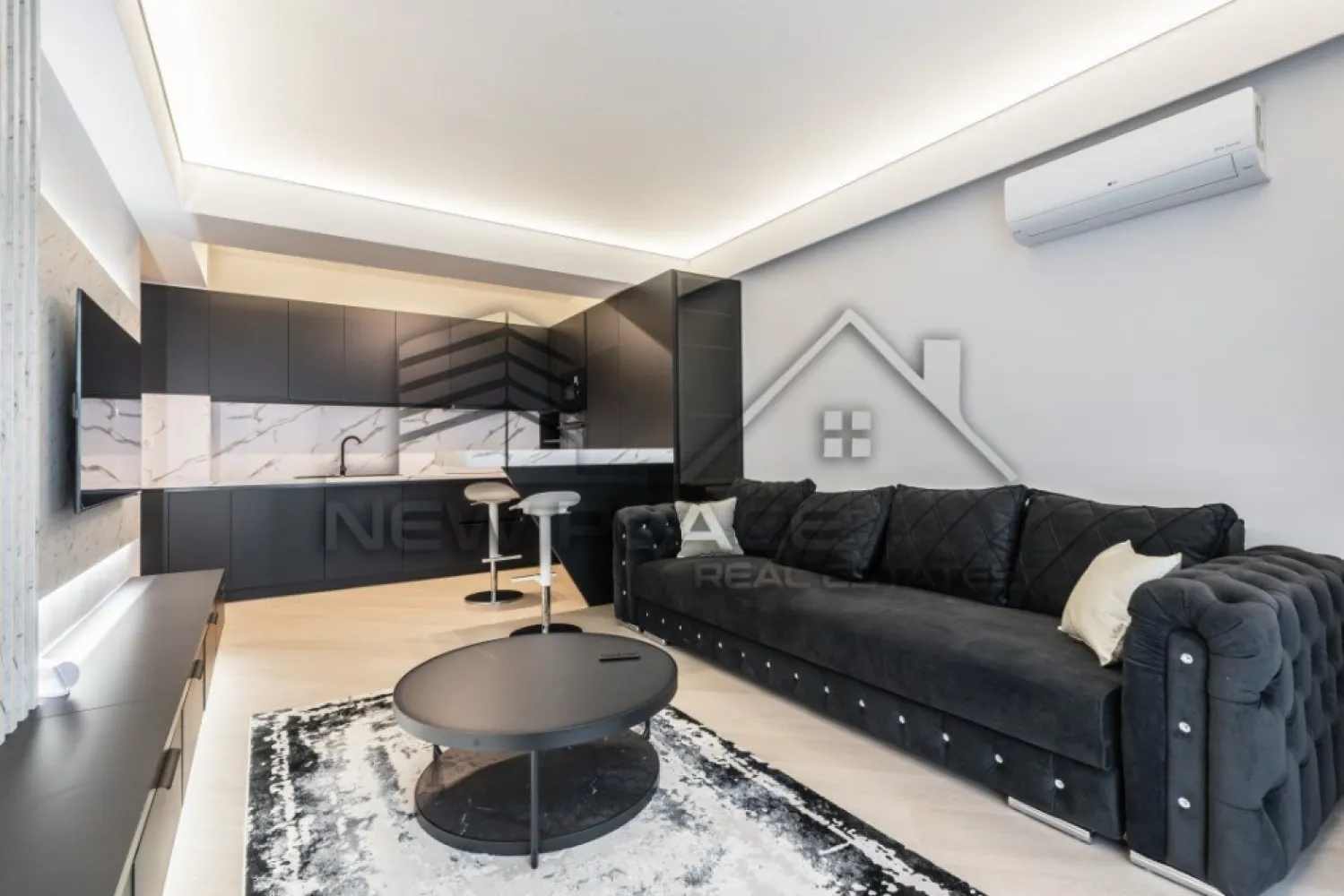 CORTINA NORTH | Apartament luminos | Deosebit | Vedere libera | Lux - New Place Real Estate Company va propune spre inchiriere un apartament situat intr-un complex rezidential exclusivist din zona Aviatiei-Pipera si anume CORTINA NORTH. Cu o amplasare de exceptie in Nordul capitalei, acest ansamblu este unul grandios, cu caracteristici unice imbinate pentru un stil de viata complet, confortabil si activ!

Ansamblul Cortina North completeaza stilul de viata activ, sanatos si securizat cu o gama variata de facilitati: centru fitness, bazin de inot, peste 1,5 km pista de alergare, calitatea aerului data de peste 10,000 mp de spatii verzi, galerii comerciale dedicate, parcari private subterane si supraterane si acces controlat.

Apartamentul este situat la Etajul 3, are o suprafata construita de 62,16 mp si suprafata utila totala de 51.40 mp, are orientare spre Vest, fiind compus din living cu bucatarie open space de 25,50 mp, un dormitor de 12,60 mp, o baie de 4,50 mp, hol de 3,50 mp si un balcon de 5,30 mp.

Apartamentul dispune de un loc de parcare situat la suprateranul imobilului.

FINISAJE:
- Fatada ventilata;
- Tamplarie PVC Schuco cu geam tripan termoizolant;
- Ceramica Porcelanosa;
- Obiecte sanitare Daniel Rubinetterie;
- Parchet calitate superioara;
- Usi de intrare securizate Pinum;
- Usi interioare Filomuro.

DOTARI:
- Centrala termica Ariston individuala cu gaz;
- Aer conditionat tip multisplit – Daikin;
- Videointerfon;
- Utilitati „ready to use” (racorduri individuale la gaze, curent electric, apa curenta);
- Aparatura electrica si cablaje pregatite pentru conexiunea TV si internet;
- Ascensoare – Cate doua pe fiecare tronson.

Pentru mai multe detalii sau oferte similare, nu ezitati sa ne contactati.

Aceasta oferta apartine New Place Real Estate Company.