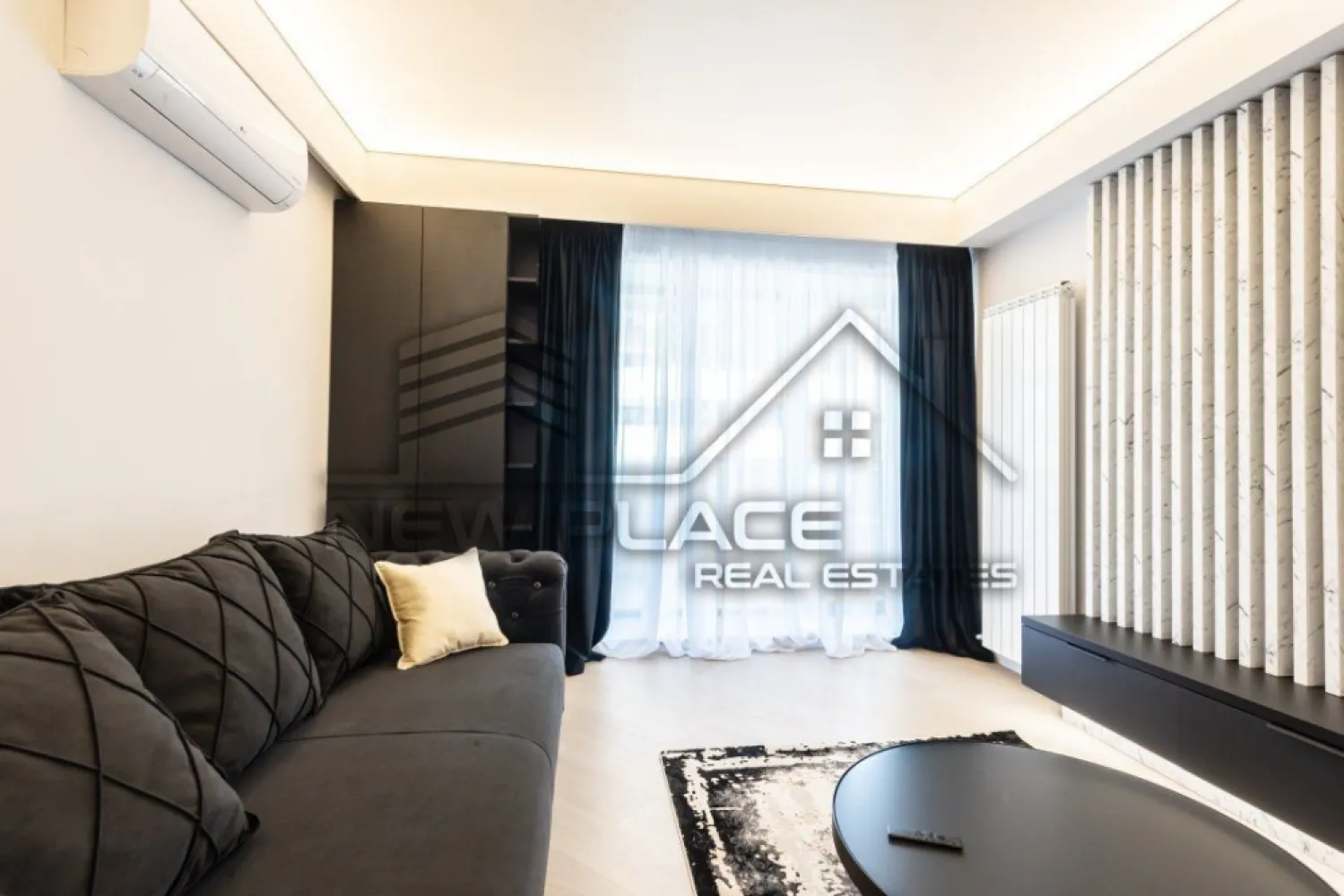 CORTINA NORTH | Apartament luminos | Deosebit | Vedere libera | Lux - New Place Real Estate Company va propune spre inchiriere un apartament situat intr-un complex rezidential exclusivist din zona Aviatiei-Pipera si anume CORTINA NORTH. Cu o amplasare de exceptie in Nordul capitalei, acest ansamblu este unul grandios, cu caracteristici unice imbinate pentru un stil de viata complet, confortabil si activ!

Ansamblul Cortina North completeaza stilul de viata activ, sanatos si securizat cu o gama variata de facilitati: centru fitness, bazin de inot, peste 1,5 km pista de alergare, calitatea aerului data de peste 10,000 mp de spatii verzi, galerii comerciale dedicate, parcari private subterane si supraterane si acces controlat.

Apartamentul este situat la Etajul 3, are o suprafata construita de 62,16 mp si suprafata utila totala de 51.40 mp, are orientare spre Vest, fiind compus din living cu bucatarie open space de 25,50 mp, un dormitor de 12,60 mp, o baie de 4,50 mp, hol de 3,50 mp si un balcon de 5,30 mp.

Apartamentul dispune de un loc de parcare situat la suprateranul imobilului.

FINISAJE:
- Fatada ventilata;
- Tamplarie PVC Schuco cu geam tripan termoizolant;
- Ceramica Porcelanosa;
- Obiecte sanitare Daniel Rubinetterie;
- Parchet calitate superioara;
- Usi de intrare securizate Pinum;
- Usi interioare Filomuro.

DOTARI:
- Centrala termica Ariston individuala cu gaz;
- Aer conditionat tip multisplit – Daikin;
- Videointerfon;
- Utilitati „ready to use” (racorduri individuale la gaze, curent electric, apa curenta);
- Aparatura electrica si cablaje pregatite pentru conexiunea TV si internet;
- Ascensoare – Cate doua pe fiecare tronson.

Pentru mai multe detalii sau oferte similare, nu ezitati sa ne contactati.

Aceasta oferta apartine New Place Real Estate Company.