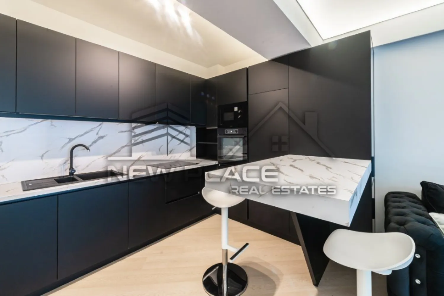 CORTINA NORTH | Apartament luminos | Deosebit | Vedere libera | Lux - New Place Real Estate Company va propune spre inchiriere un apartament situat intr-un complex rezidential exclusivist din zona Aviatiei-Pipera si anume CORTINA NORTH. Cu o amplasare de exceptie in Nordul capitalei, acest ansamblu este unul grandios, cu caracteristici unice imbinate pentru un stil de viata complet, confortabil si activ!

Ansamblul Cortina North completeaza stilul de viata activ, sanatos si securizat cu o gama variata de facilitati: centru fitness, bazin de inot, peste 1,5 km pista de alergare, calitatea aerului data de peste 10,000 mp de spatii verzi, galerii comerciale dedicate, parcari private subterane si supraterane si acces controlat.

Apartamentul este situat la Etajul 3, are o suprafata construita de 62,16 mp si suprafata utila totala de 51.40 mp, are orientare spre Vest, fiind compus din living cu bucatarie open space de 25,50 mp, un dormitor de 12,60 mp, o baie de 4,50 mp, hol de 3,50 mp si un balcon de 5,30 mp.

Apartamentul dispune de un loc de parcare situat la suprateranul imobilului.

FINISAJE:
- Fatada ventilata;
- Tamplarie PVC Schuco cu geam tripan termoizolant;
- Ceramica Porcelanosa;
- Obiecte sanitare Daniel Rubinetterie;
- Parchet calitate superioara;
- Usi de intrare securizate Pinum;
- Usi interioare Filomuro.

DOTARI:
- Centrala termica Ariston individuala cu gaz;
- Aer conditionat tip multisplit – Daikin;
- Videointerfon;
- Utilitati „ready to use” (racorduri individuale la gaze, curent electric, apa curenta);
- Aparatura electrica si cablaje pregatite pentru conexiunea TV si internet;
- Ascensoare – Cate doua pe fiecare tronson.

Pentru mai multe detalii sau oferte similare, nu ezitati sa ne contactati.

Aceasta oferta apartine New Place Real Estate Company.