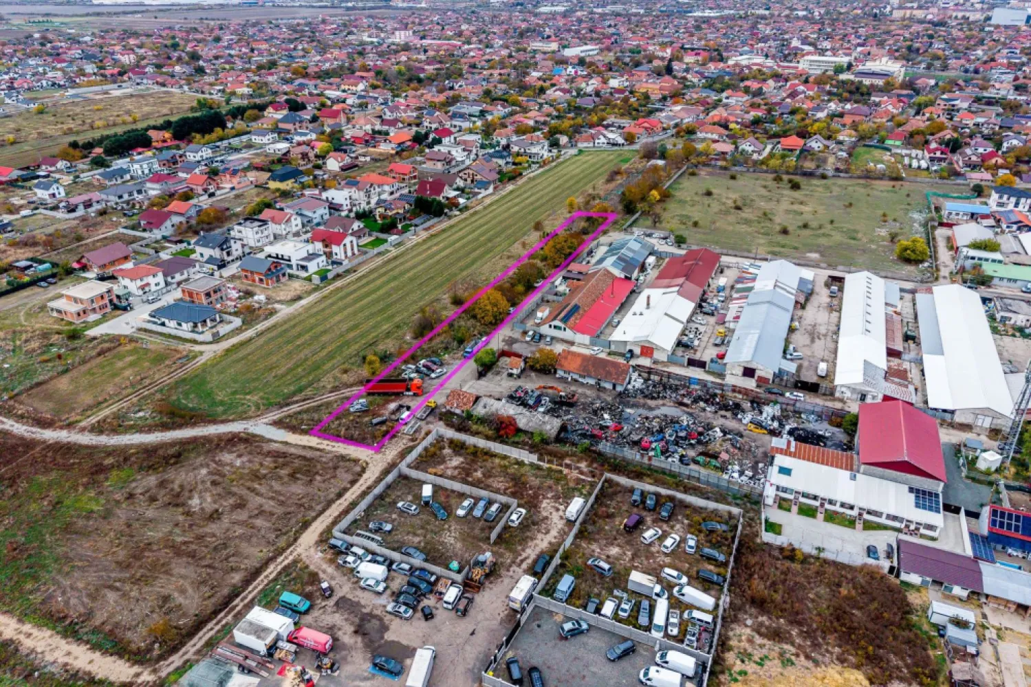 Teren de 2500 mp cu posibilitate de parcelare în Bujac Arad - Cauți o oportunitate reală de investiție în Arad, la un preț sub media pieței?

Acest teren de 2500 mp (17 m lățime × 154 m lungime) este amplasat în Bujac, cu acces direct atât din strada Lavandei, cât și din strada Ilarion Felea, (drumuri de pământ), zonă cunoscută pentru hale de producție și spații de depozitare.

Proprietatea oferă un raport excelent între suprafață, poziționare și preț — sub 40 €/mp. 
Terenul se află într-o zonă mixtă (industrială și rezidențială), cu potențial de dezvoltare după obținerea PUZ-ului și autorizațiilor necesare. 

Contactează-mă, 
Andrei Caracioni 
telefon 0757 662 907 

pentru detalii suplimentare și pentru a analiza împreună oportunitatea.

Cod proprietate: CP2797013