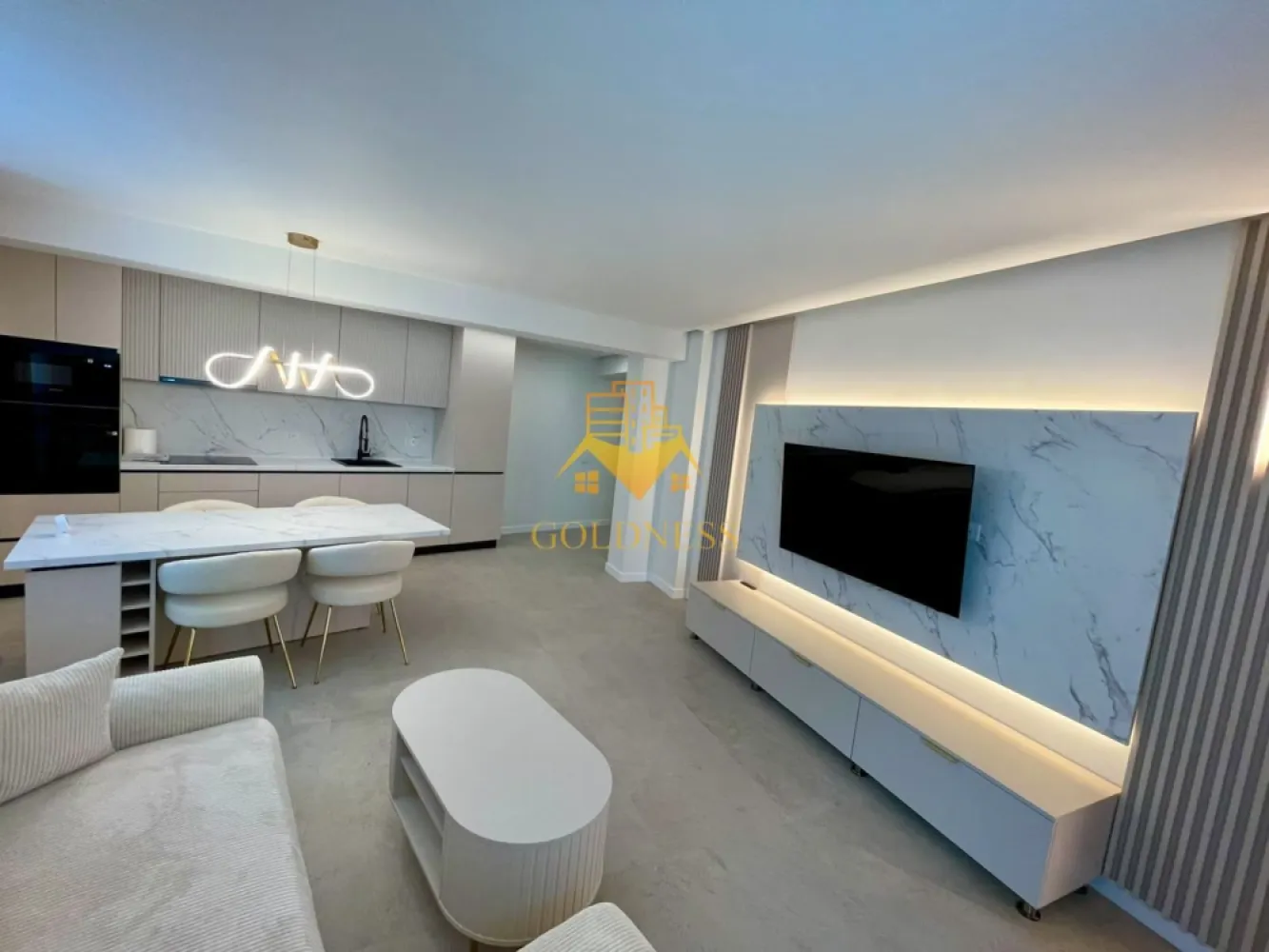 3 camere, Zorilor, Premium, Wings, Prima închiriere, Frunzișului - GOLDNESS Imobiliare vă propune spre închiriere un apartament cu 3 camere complet mobilat și utilat, la etajul 1 într-un imobil de 10 etaje, în Cartierul Zorilor.
Dispune de loc de parcare subteran!
Se află în apropierea stațiilor de transport în comun, magazine, restaurante, spații verzi, farmacii, etc. 

Apartamentul este compartimentat astfel:
 - dormitor cu pat matrimonial, dressing, noptiere
 - dormitor cu pat matrimonial, dressing 
 - living cu canapea extensibilă 
 - bucătărie open space complet utilată și mobilată, loc de servit masa 
 - baie cu cabina de dus, calorifer port prosop și dulap pentru depozitare.
 - baie cu dus walkin 
 - terasa de 12mp

Imobilul este dotat cu toate cele necesare- centrală proprie cu încălzire prin pardoseala, frigider, aragaz, hotă, mașină de spălat haine și vase, etc. 

Dacă sunteți interesați de acest apartament și doriți să îl vizionați, dar și pentru alte oferte nu ezitați să ne contactați telefonic sau prin e-mail. Vă stăm la dispoziție!
Pentru intermediere se percepe un comision de 50% din prețul chiriei!