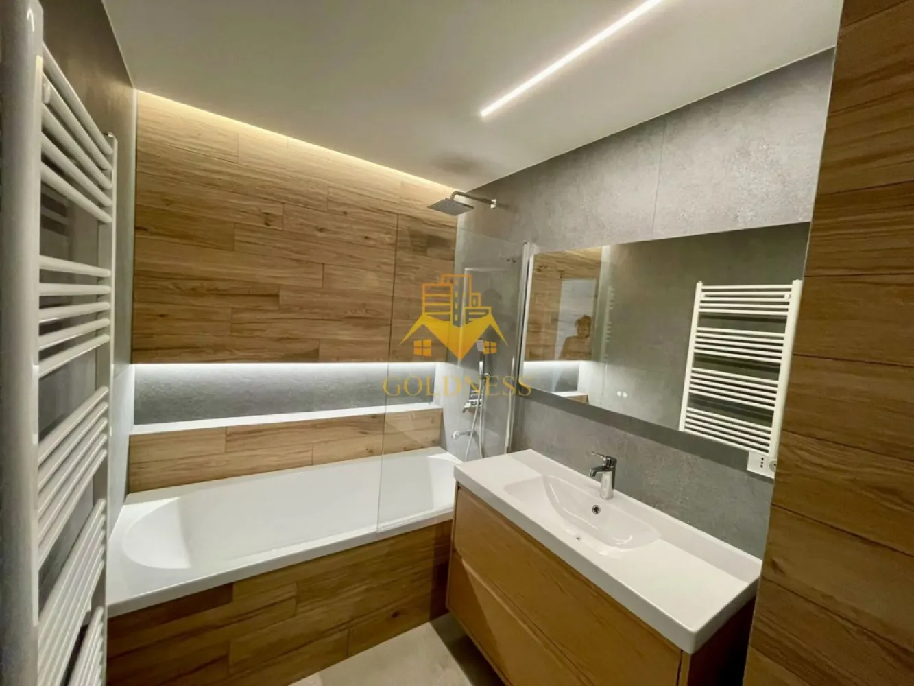 3 camere, Zorilor, Premium, Wings, Prima închiriere, Frunzișului - GOLDNESS Imobiliare vă propune spre închiriere un apartament cu 3 camere complet mobilat și utilat, la etajul 1 într-un imobil de 10 etaje, în Cartierul Zorilor.
Dispune de loc de parcare subteran!
Se află în apropierea stațiilor de transport în comun, magazine, restaurante, spații verzi, farmacii, etc. 

Apartamentul este compartimentat astfel:
 - dormitor cu pat matrimonial, dressing, noptiere
 - dormitor cu pat matrimonial, dressing 
 - living cu canapea extensibilă 
 - bucătărie open space complet utilată și mobilată, loc de servit masa 
 - baie cu cabina de dus, calorifer port prosop și dulap pentru depozitare.
 - baie cu dus walkin 
 - terasa de 12mp

Imobilul este dotat cu toate cele necesare- centrală proprie cu încălzire prin pardoseala, frigider, aragaz, hotă, mașină de spălat haine și vase, etc. 

Dacă sunteți interesați de acest apartament și doriți să îl vizionați, dar și pentru alte oferte nu ezitați să ne contactați telefonic sau prin e-mail. Vă stăm la dispoziție!
Pentru intermediere se percepe un comision de 50% din prețul chiriei!