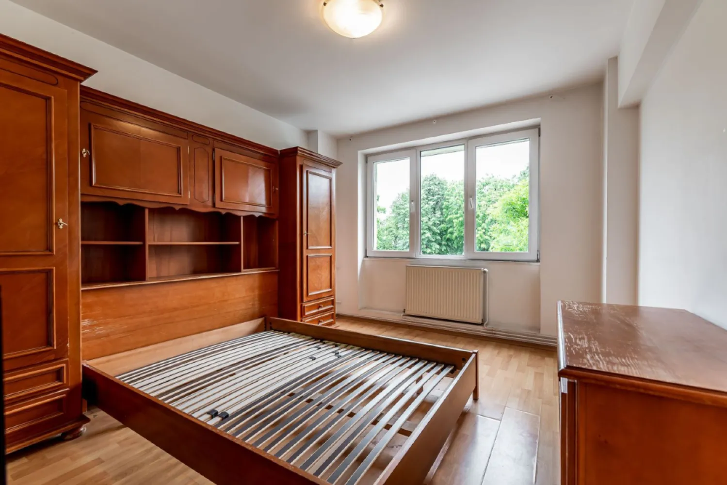 78.900 EURO! Apartament 2 camere, etaj 2, bloc cu lift, Libelula, Arad - Bulevardul Revoluției e una dintre puținele zone în care viața de zi cu zi devine mai simplă: totul e aproape, ai orașul la câteva minute, iar atmosfera centrală se simte imediat.

Apartamentul este situat la etajul 2, are două camere semidecomandate, 53 mp conform CF și centrală proprie, geamuri spre bulevard, centrală proprie, se vinde mobilat complet și utilat parțial. Blocul are lift, iar un detaliu interesant pentru cine apreciază istoria urbană: imobilul a fost construit după planurile arhitectului Miloș Cristea.

Pe scurt: Apartament în bloc Libelula | Bd. Revoluției | 2 camere semidecomandate | etaj 2 | 53 mp CF | lift | centrală proprie | mobilat complet | utilat parțial | geamuri spre bulevard

Preț listare: 78.900 € (negociabil)
Detalii & vizionare: 0761 899 230

Mihai Molnar 
consultantul tău imobiliar