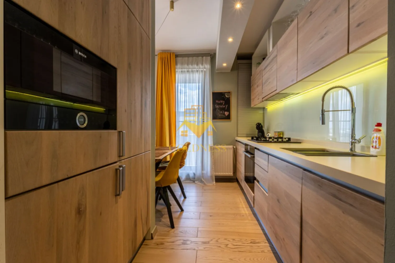 Penthouse,3 camere, Premium, bloc nou, Iris Zona Oasului,Maramuresului - GOLDNESS Imobiliare vă propune spre închiriere un apartament cu 3 camere complet mobilat și utilat, la etajul 4 într-un imobil de 4 etaje, în Cartierul Iris.
Dispune de loc de parcare subterana!
Se află în apropierea stațiilor de transport în comun, magazine, restaurante, spații verzi, farmacii, etc. 

Apartamentul este compartimentat astfel:
 - dormitor cu pat matrimonial, dressing, noptiere
 - dormitor dotat cu două paturi, spațiu generos pentru depozitare și birou pentru lucru/studiu.
 - living cu bucatarie open space complet utilată și mobilată, canapea extensibilă, loc de servit masa 
 - baie cu cabina de dus, calorifer port prosop și dulap pentru depozitare.
 - baie de serviciu
 - terasa de 10 mp.
 - balcon de 5 mp

Imobilul este dotat cu toate cele necesare- centrală proprie, frigider, aragaz, hotă, mașină de spălat haine, etc. 

Dacă sunteți interesați de acest apartament și doriți să îl vizionați, dar și pentru alte oferte nu ezitați să ne contactați telefonic sau prin e-mail. Vă stăm la dispoziție!
Pentru intermediere se percepe un comision de 50% din prețul chiriei!