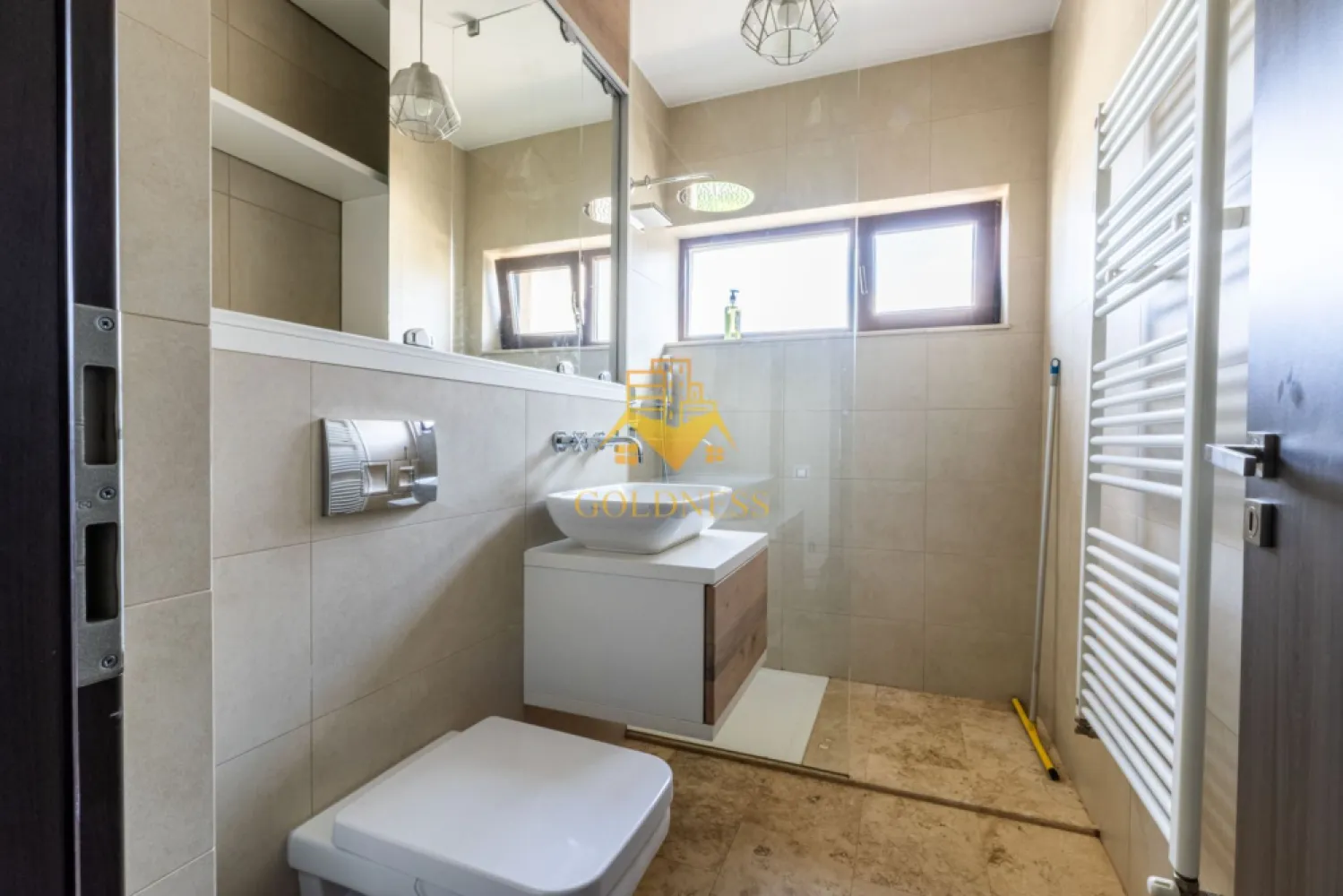 Penthouse,3 camere, Premium, bloc nou, Iris Zona Oasului,Maramuresului - GOLDNESS Imobiliare vă propune spre închiriere un apartament cu 3 camere complet mobilat și utilat, la etajul 4 într-un imobil de 4 etaje, în Cartierul Iris.
Dispune de loc de parcare subterana!
Se află în apropierea stațiilor de transport în comun, magazine, restaurante, spații verzi, farmacii, etc. 

Apartamentul este compartimentat astfel:
 - dormitor cu pat matrimonial, dressing, noptiere
 - dormitor dotat cu două paturi, spațiu generos pentru depozitare și birou pentru lucru/studiu.
 - living cu bucatarie open space complet utilată și mobilată, canapea extensibilă, loc de servit masa 
 - baie cu cabina de dus, calorifer port prosop și dulap pentru depozitare.
 - baie de serviciu
 - terasa de 10 mp.
 - balcon de 5 mp

Imobilul este dotat cu toate cele necesare- centrală proprie, frigider, aragaz, hotă, mașină de spălat haine, etc. 

Dacă sunteți interesați de acest apartament și doriți să îl vizionați, dar și pentru alte oferte nu ezitați să ne contactați telefonic sau prin e-mail. Vă stăm la dispoziție!
Pentru intermediere se percepe un comision de 50% din prețul chiriei!