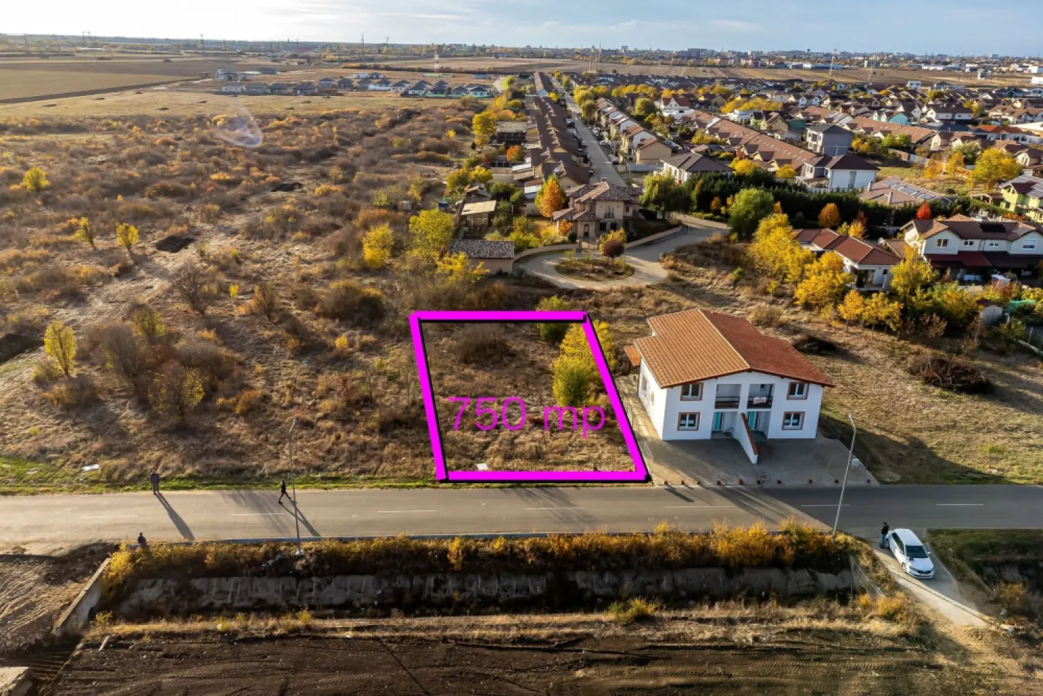 Teren 750 mp cu toate utilitățile | Via Carmina | 100 €/mp - Vă oferim spre vânzare un teren de 750 mp, cu proiect de casa inclus in pret, situat într-un cartier rezidențial în plină dezvoltare, la doar 10 minute de centrul Aradului.
Proprietatea reprezintă o oportunitate excelentă atât pentru construcția unei locuințe familiale, cât și pentru dezvoltatori care doresc să construiască un duplex modern.
Proiect avizat, Autorizatie de construire si Avize aprobate.

Preț: 75.000 € (100 €/mp)
Comision 0% pentru cumpărător
Contact: Sebastian Nica – 0722 252 639

Avantaje și caracteristici:
Suprafață totală: 750 mp | Front stradal: 23 m
Toate utilitățile disponibile la limită de proprietate (apă, gaz, curent, canalizare)
Acces direct din drum asfaltat
Cartier nou, în continuă expansiune
Vecinătăți: grădinițe, școli, centre comerciale, sală de fitness
Zonă liniștită, dar foarte bine conectată cu orașul
Proiect pentru o casa moderna inclus in pret!

O alegere inspirată pentru cei care caută spațiu, accesibilitate și potențial de creștere a valorii în timp.

Pentru detalii și vizionare:
Sebastian Nica – 0722 252 639

Nu dispui de toată suma? Te ajutăm noi gratuit! Îți obținem oferte de la 16 bănci.

Ai o proprietate de vânzare în Arad și vrei să știi cât valorează cu adevărat?
Sună-mă pentru o evaluare gratuită, fără obligații.

Birou: ACASĂ | Agenție imobiliară Arad
Bulevardul Decebal 2, Arad 310133

Cod proprietate: CP2781363