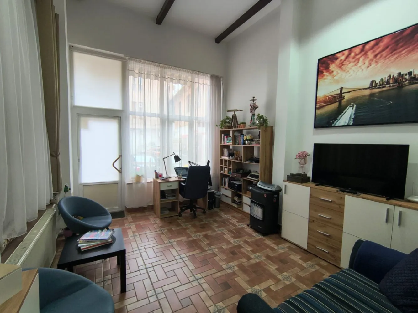 Spatiu comercial, ultracentral, Republicii, Oradea. 95 000 E. Com 0 - De vanzare: spatiu comercial, ultracentral, strada Republicii, Oradea, SC 45 mp, SU 36 mp. 95 000 E (negociabil) Comision 0.

Proprietatea este pretabila pentru activitati de birou (avocatura, notariat, etc) sau ca spatiu comercial (salon infrumusetare, magazin, etc). Dispune de fatada/vitrina stradala generoasa.

Suprafata utila este de 36 mp, fiind momentan compartimentata in 2 camere, bucatarie si baie. Inaltimea interioara este de 4,6 m, ceea ce creeaza oportunitatea dublarii spatiului interior printr-un proiect ulterior.

Zona in care este situat spatiul este una comerciala, cu trafic pietonal moderat, fiind situat in proximitatea unor cabinete de avocatura si notariat.

Spatiul dispune de toate utilitatile necesare. Confortul termic este asigurat de calorifere, prin sistemul centralizat de incalzire al orasului. Optional, se poate efectua conectarea la reteaua de gaz.

Contact: 0751 254 234 Flavius Bunoiu