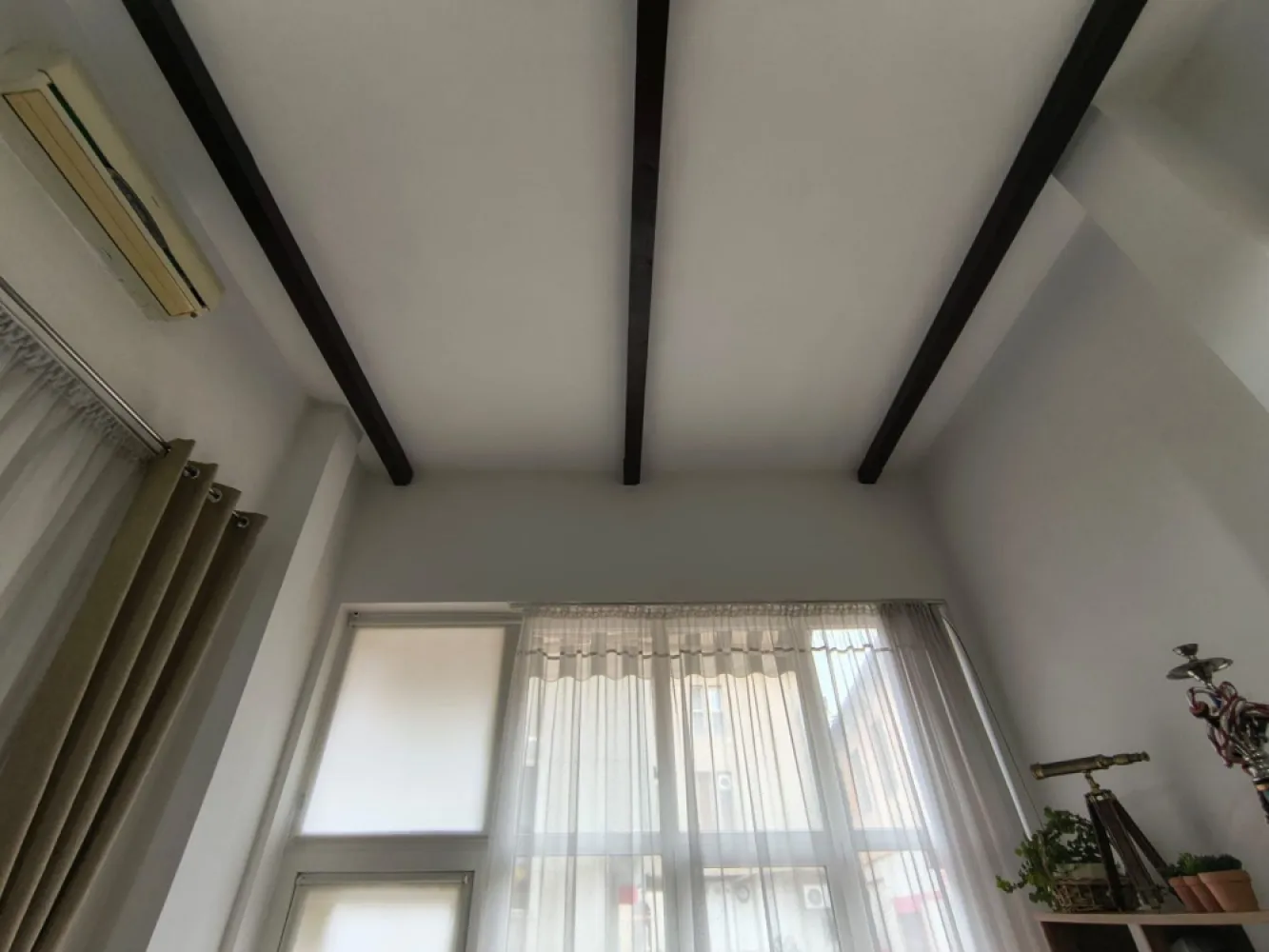 Spatiu comercial, ultracentral, Republicii, Oradea. 95 000 E. Com 0 - De vanzare: spatiu comercial, ultracentral, strada Republicii, Oradea, SC 45 mp, SU 36 mp. 95 000 E (negociabil) Comision 0.

Proprietatea este pretabila pentru activitati de birou (avocatura, notariat, etc) sau ca spatiu comercial (salon infrumusetare, magazin, etc). Dispune de fatada/vitrina stradala generoasa.

Suprafata utila este de 36 mp, fiind momentan compartimentata in 2 camere, bucatarie si baie. Inaltimea interioara este de 4,6 m, ceea ce creeaza oportunitatea dublarii spatiului interior printr-un proiect ulterior.

Zona in care este situat spatiul este una comerciala, cu trafic pietonal moderat, fiind situat in proximitatea unor cabinete de avocatura si notariat.

Spatiul dispune de toate utilitatile necesare. Confortul termic este asigurat de calorifere, prin sistemul centralizat de incalzire al orasului. Optional, se poate efectua conectarea la reteaua de gaz.

Contact: 0751 254 234 Flavius Bunoiu