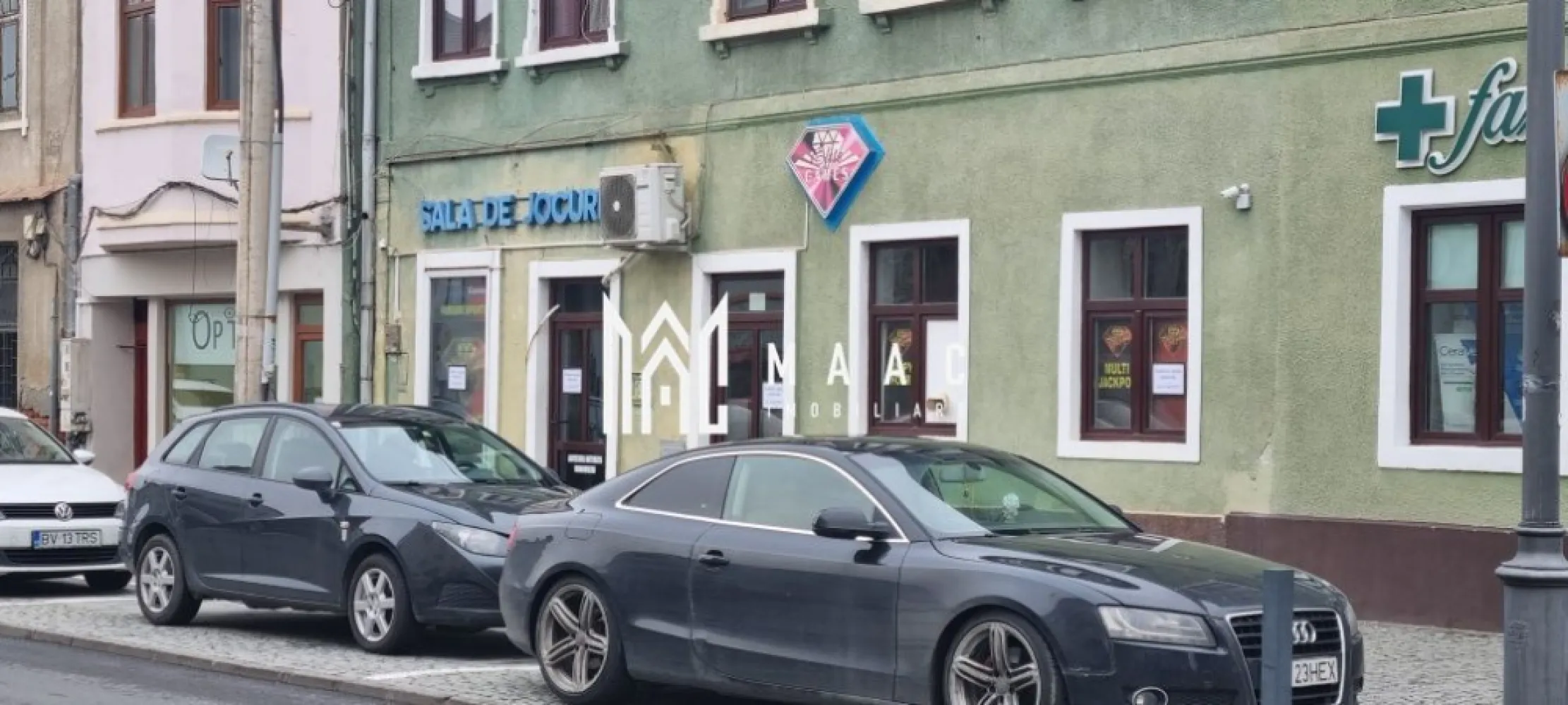 Spațiu comercial | 100 MPU | 2 Intrări | Gară - MAAC Imobiliare vă propune spre închiriere un spațiu comercial cu vizibilitate excelentă, amplasat într-una dintre cele mai circulate zone ale Sibiului – zona Gării. Proprietatea are o suprafață utilă de aproximativ 100 mp și beneficiază de o deschidere stradală de circa 10 metri liniari, cu vitrină amplă ce asigură expunere foarte bună. Accesul se face prin două intrări directe din stradă, aspect ideal pentru activități comerciale cu flux ridicat de clienți. Spațiul dispune de toate utilitățile necesare: apă, gaz, curent trifazic Un avantaj important este posibilitatea de compartimentare în două spații distincte, cu utilități comune, oferind flexibilitate pentru diferite tipuri de business. Datorită poziției strategice, vizibilității ridicate și accesului facil, acest spațiu este potrivit pentru magazine, showroom, birouri, servicii sau alte activități comerciale. Se percepe garantie in cuantumul unei luni de chirie . Pentru detalii suplimentare și programarea unei vizionări, contactați MAAC Imobiliare specificand ID: CP 2851367 }}